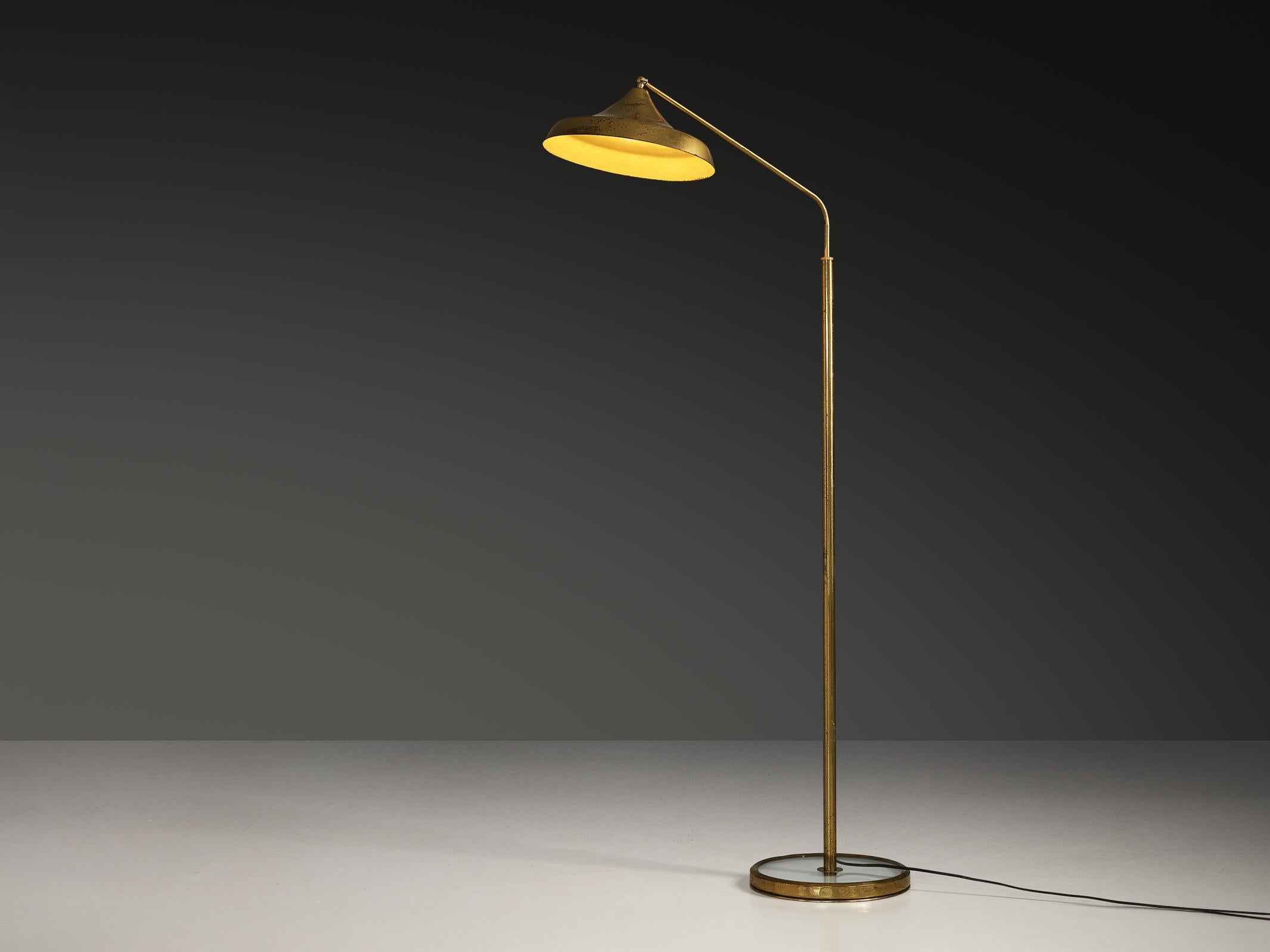 Fontana Arte, lámpara de pie, modelo, '2418', latón, cristal, Italia, años 60.  

La lámpara de pie Fontana Arte modelo 2418, fabricada en la década de 1960, es aparentemente sencilla, pero claramente arquitectónica. El tallo se eleva limpiamente