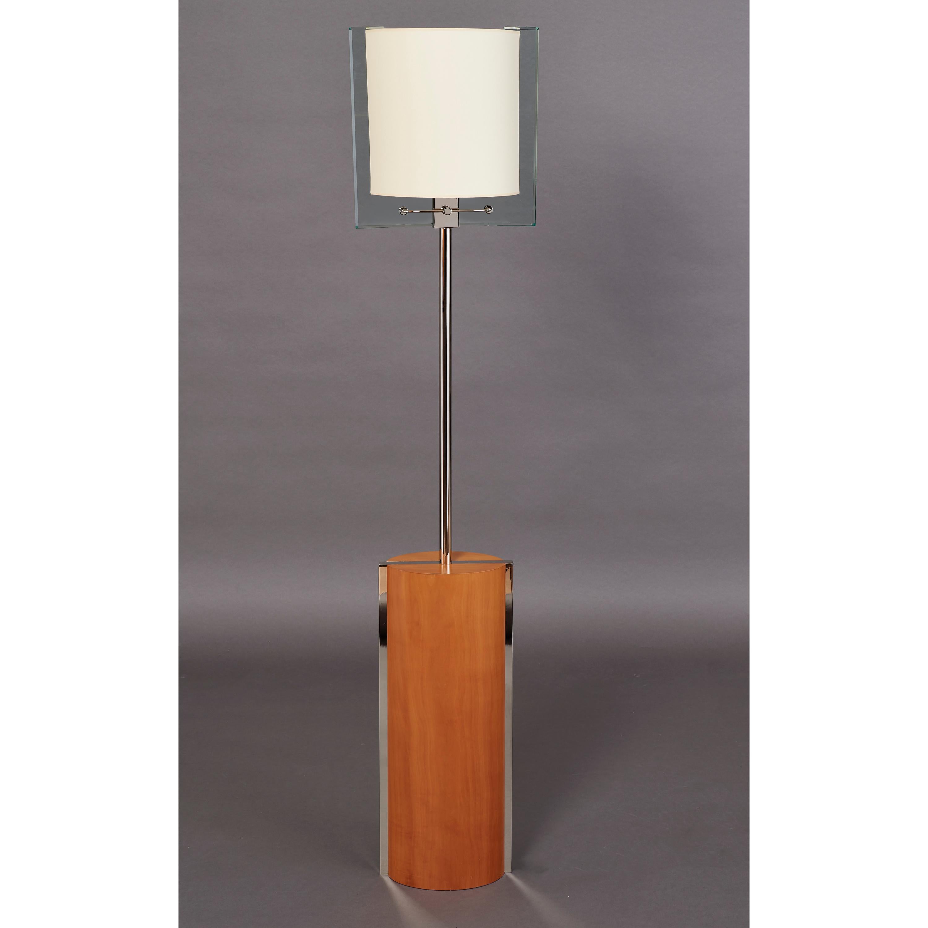 Nathalie Grenon for Fontana Arte
Standing lamp, part of a series originally commissioned by Bulgari from Fontana Arte. Wonderful scale for a reading lamp, not too tall.
Two available, one in nickeled metal, the other in polished brass with clear