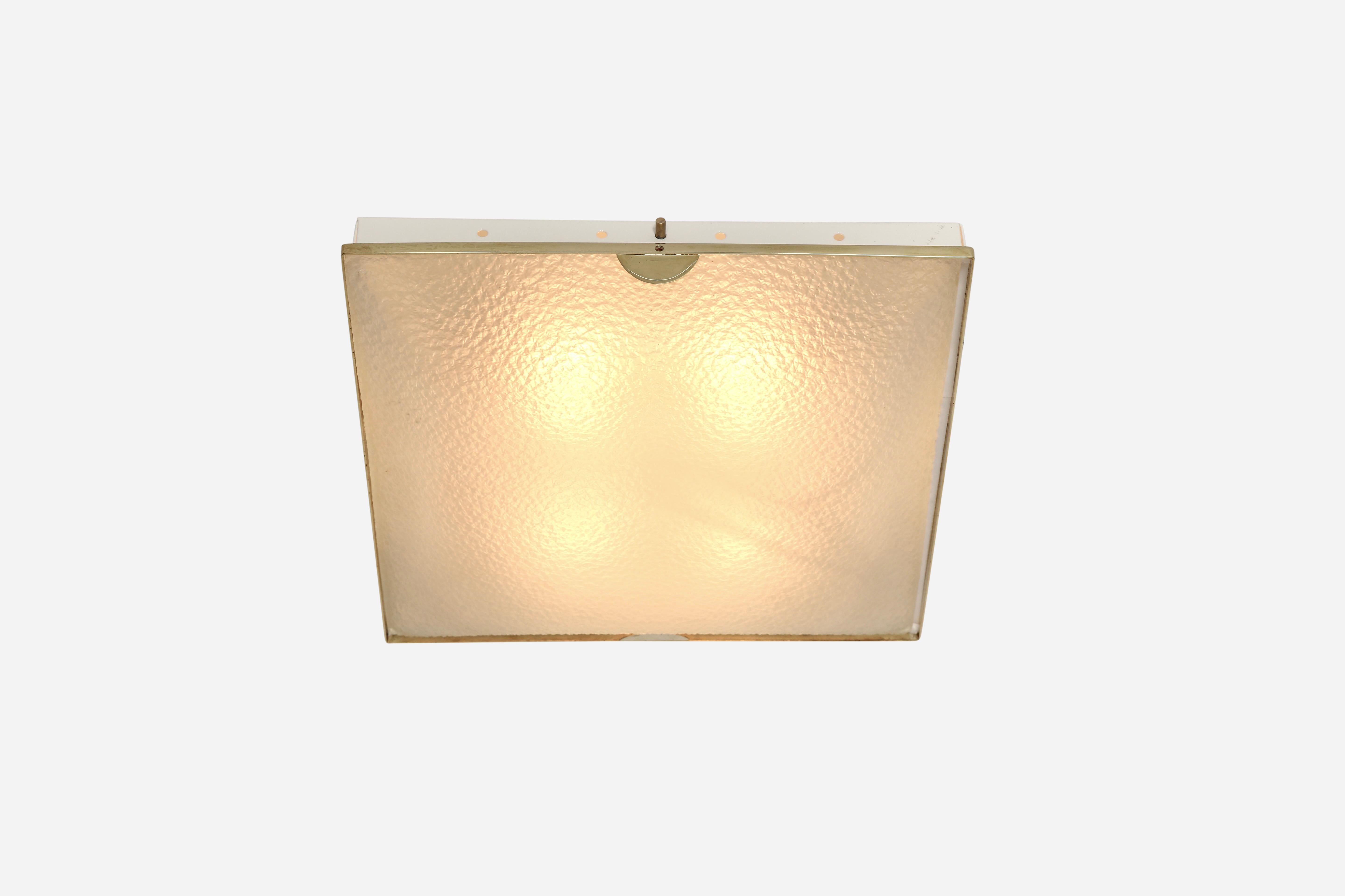 Fontana Arte è una lampada da incasso.
Progettato e prodotto in Italia negli anni '60.
Vetro strutturato, struttura in ottone e metallo smaltato.
Quattro prese a candelabro.
Ricablaggio USA GRATUITO su richiesta.
Sono disponibili 2 apparecchi.
Il
