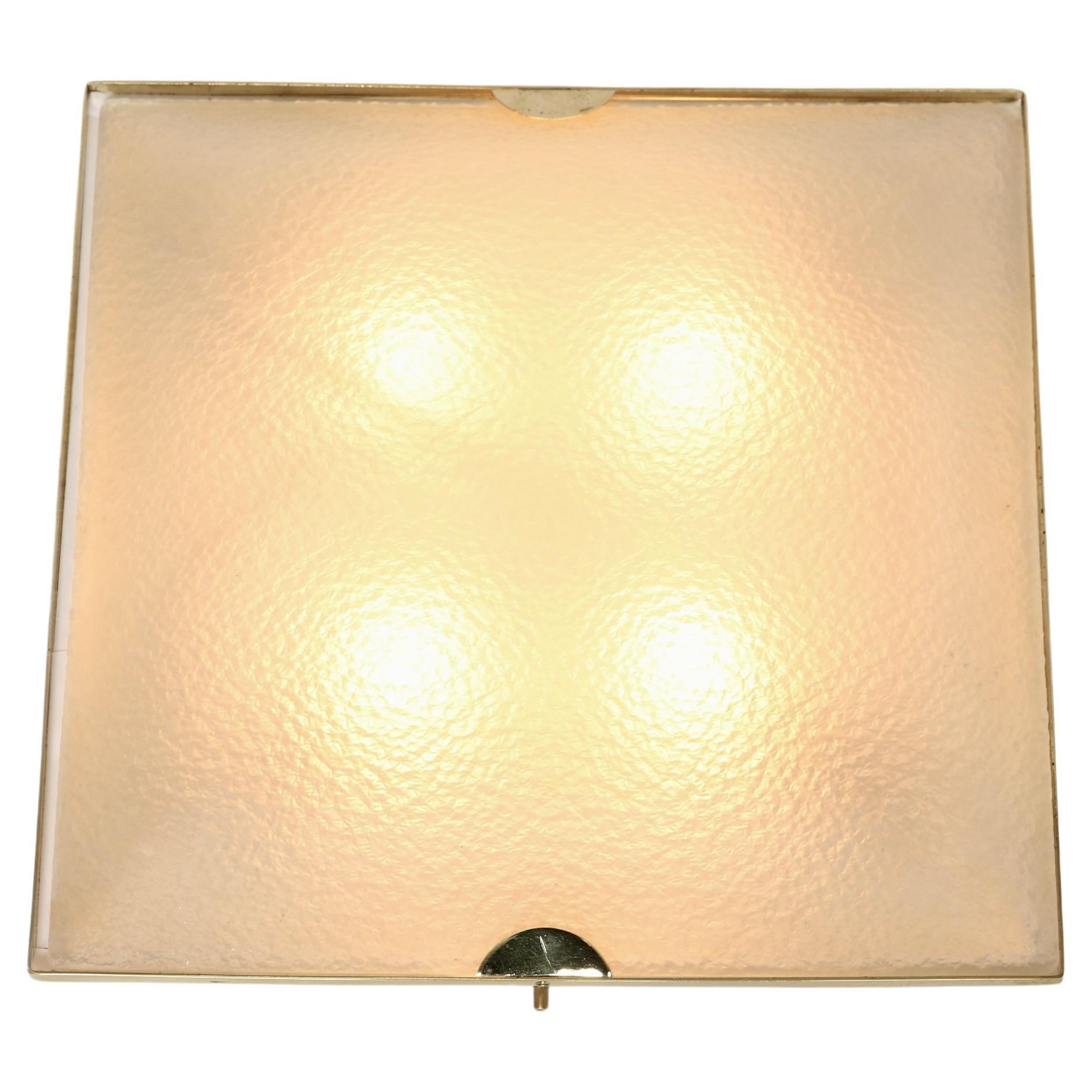 Luminaire à encastrer Fontana Arte modèle 1940.
Conçu et fabriqué en Italie dans les années 1960.
Verre texturé complexe, cadre en laiton et métal émaillé.
Quatre douilles de candélabre.
Câblage US GRATUIT sur demande.
2 fixations sont