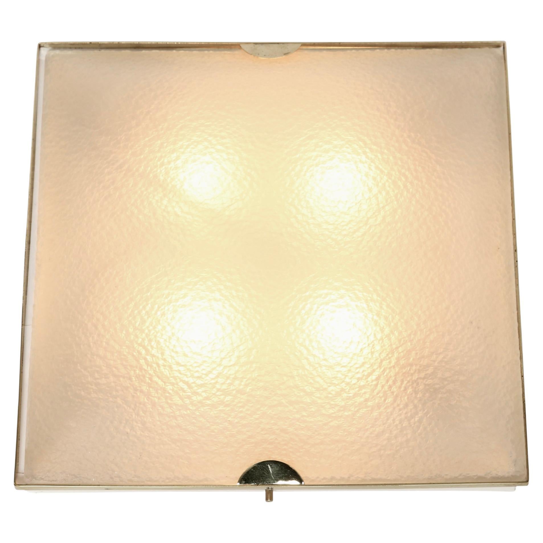 Fontana Arte lumière encastrée.
Conçu et fabriqué en Italie dans les années 1960.
Verre texturé complexe, cadre en laiton et métal émaillé.
Quatre douilles de candélabre.
Câblage US GRATUIT sur demande.
Le prix est pour 1 appareil.
2 fixations sont