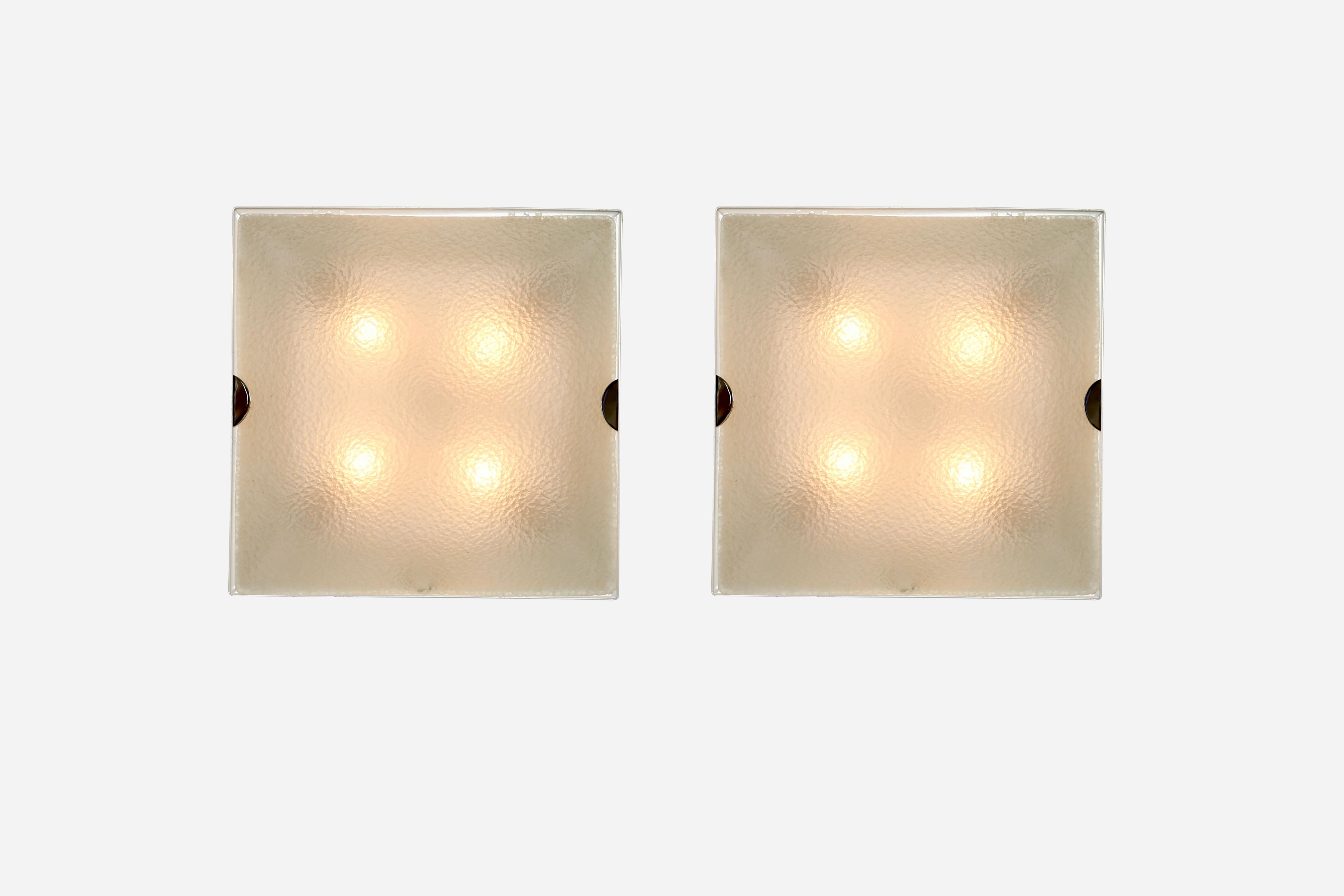 Fontana Arte lumière encastrée.
Conçu et fabriqué en Italie dans les années 1960.
Verre texturé complexe, cadre en métal chromé et émaillé.
Quatre douilles candélabres chacune.
Câblage US GRATUIT sur demande.
Le prix est pour 1 appareil.
3 fixations