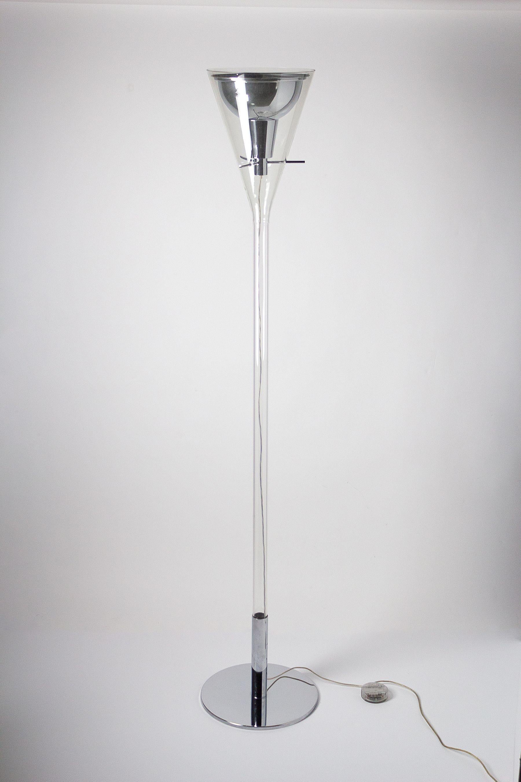 Lampadaire Flute de Franco Raggi pour Fontana Arte en Italie. Cette lampe est dotée d'une base et d'une structure de montage chromées, d'un réflecteur en aluminium poli chromé et d'un câble d'alimentation transparent qui traverse la tige en verre