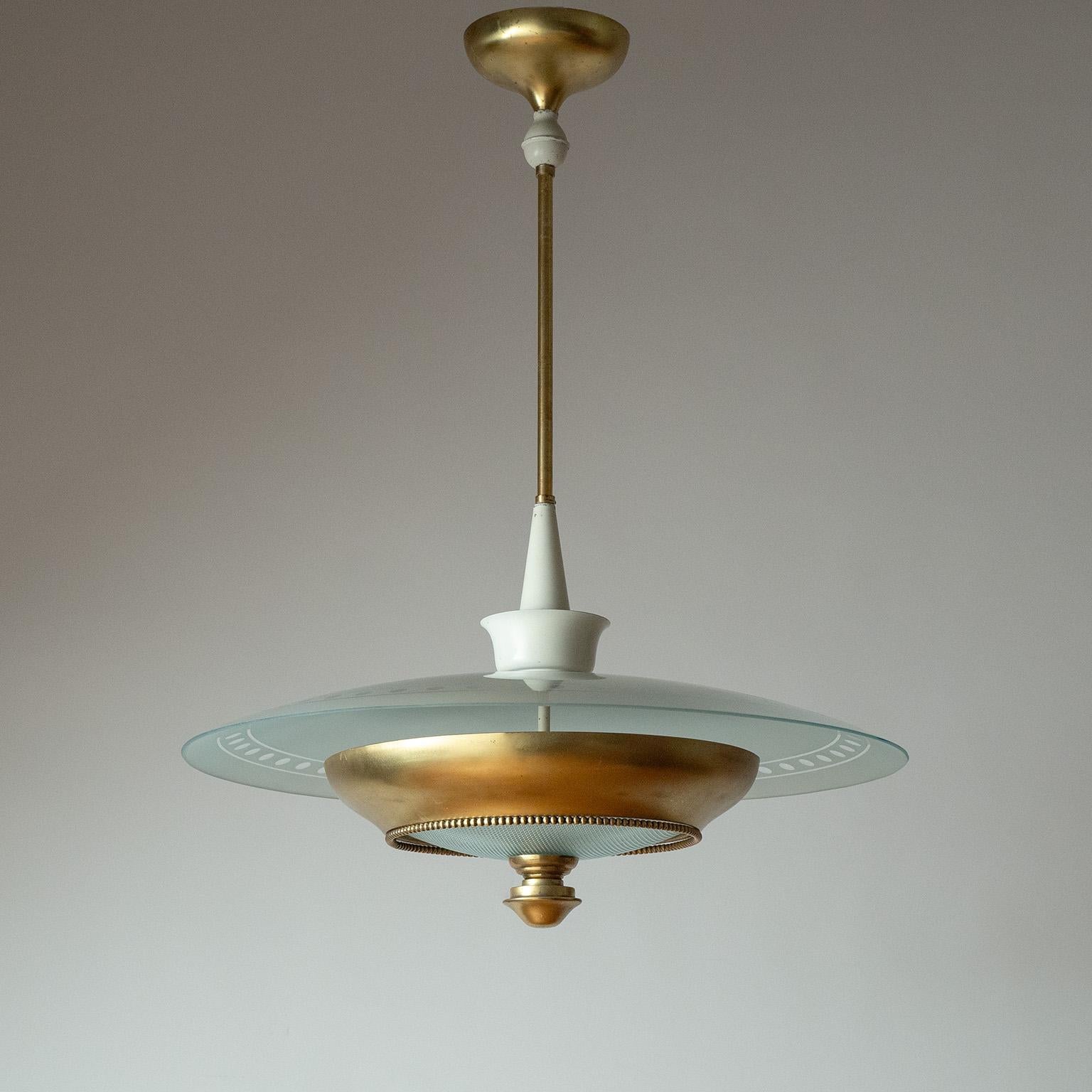 Elegante lampadario italiano in vetro e ottone, attribuito a Fontana Arte, risalente agli anni '40. Un grande disco di vetro curvo con decorazioni incise e un diffusore di vetro curvo più piccolo con texture a griglia. Condizioni originali molto