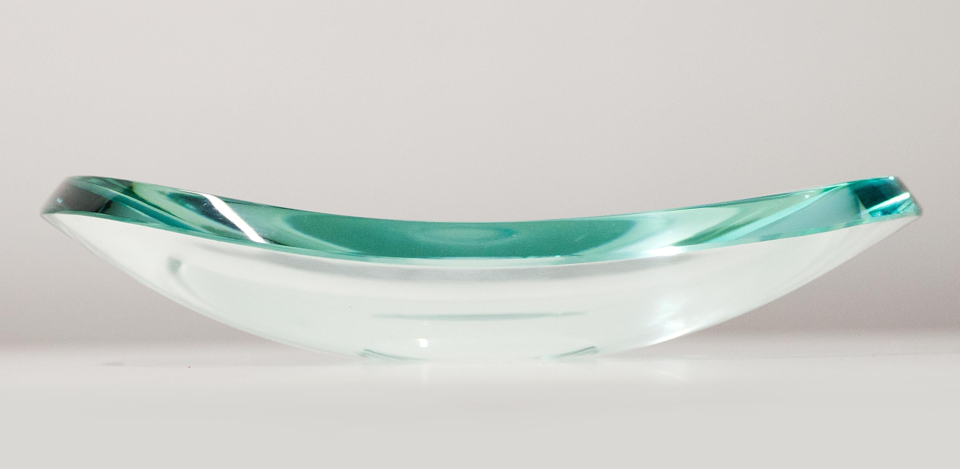 Rara ciotola in vetro blu chiaro disegnata per Fontana Arte, circa 1960.
Questa bellissima ciotola in vetro, con la sua forma ovale e gli angoli delicatamente arrotondati, riflette il design minimalista ed elegante dell'epoca di Fontana Arte della