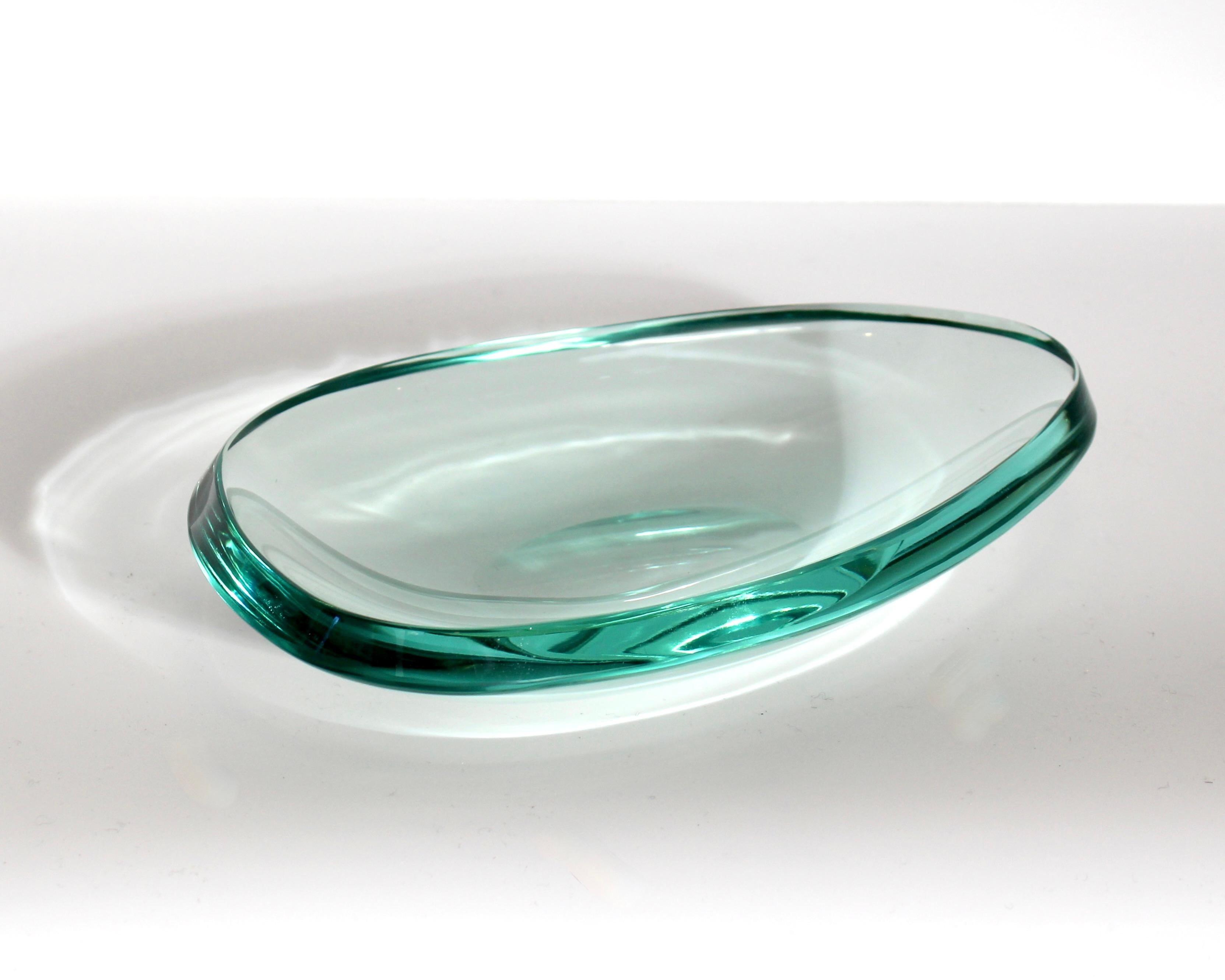 Plat iconique en verre vert conçu par Max Ingrand pour Fontana Arte, vers 1960. Rare bol, plat, bonbonnière ou vide poche en cristal de collection aux bords ondulés, réalisé par le maître designer italien Max Ingrand pour Fontana Arte. Pas d'éclats