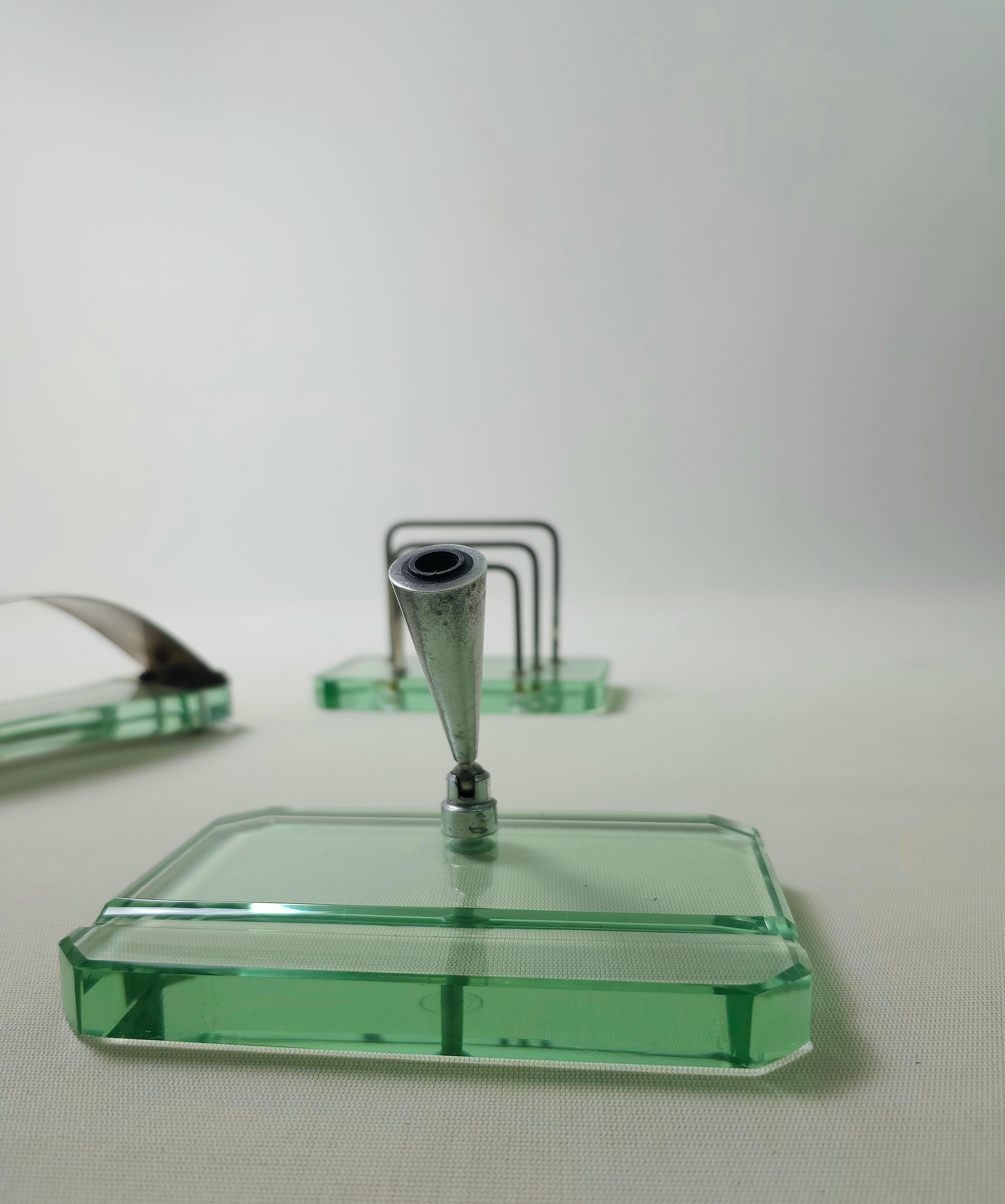 Fontana Arte desk set (Pietro Chiesa). The glass is a splendid nile green color. Below you will find the measurements of each piece.

Note: We try to offer our customers an excellent service even in shipments all over the world, collaborating with