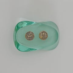 Papierbeschwerer aus Glas von Fontana Arte mit zwei dekorativen Silbermünzen, Italien 1958