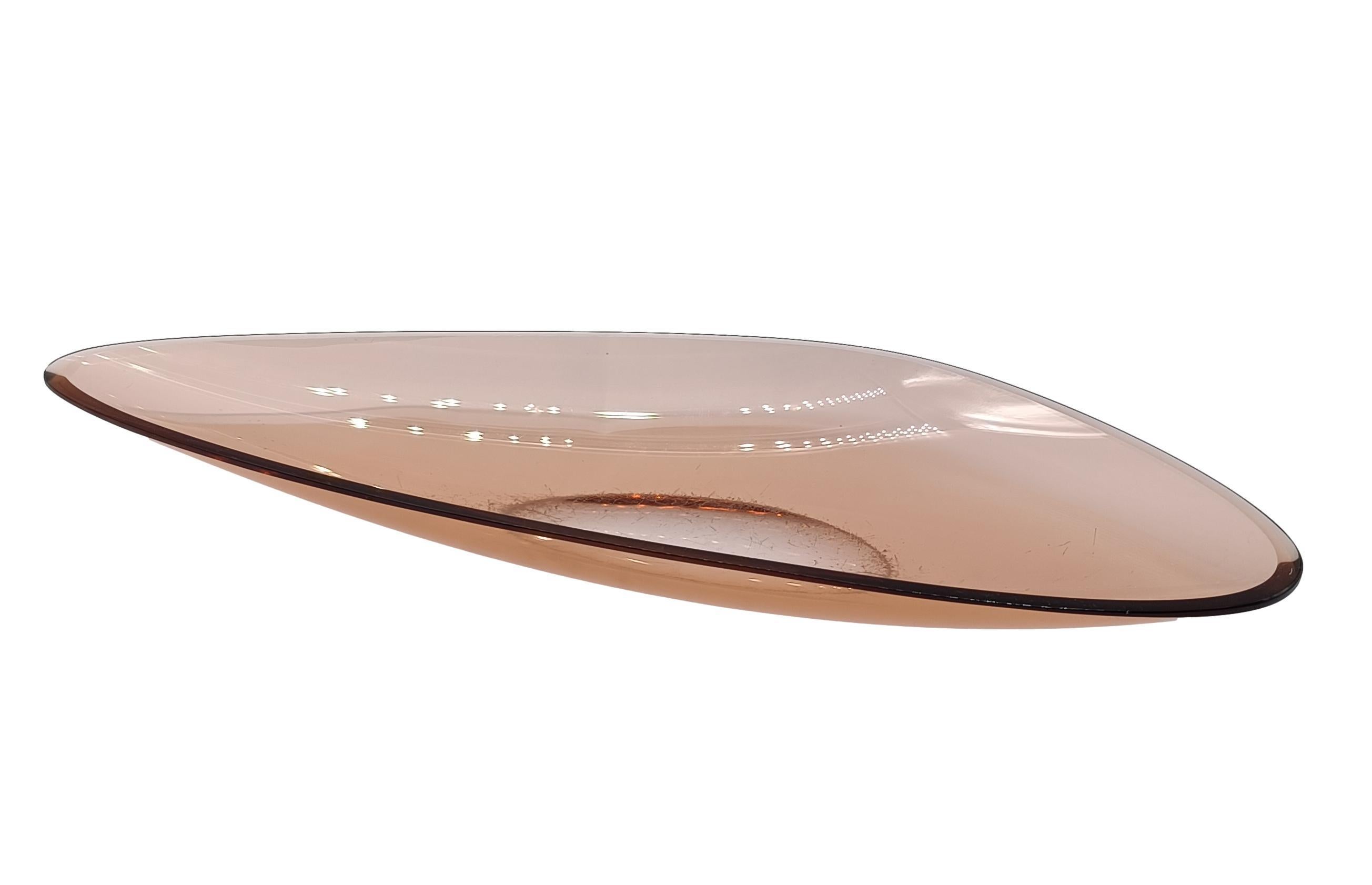 Grande e raro centrotavola o piatto in vetro rosa salmone smussato di Fontana Arte, modello 1639, Italia, circa 1961. Questo squisito centrotavola in vetro ha una forma triangolare con angoli dolcemente arrotondati e centro incassato ed è la