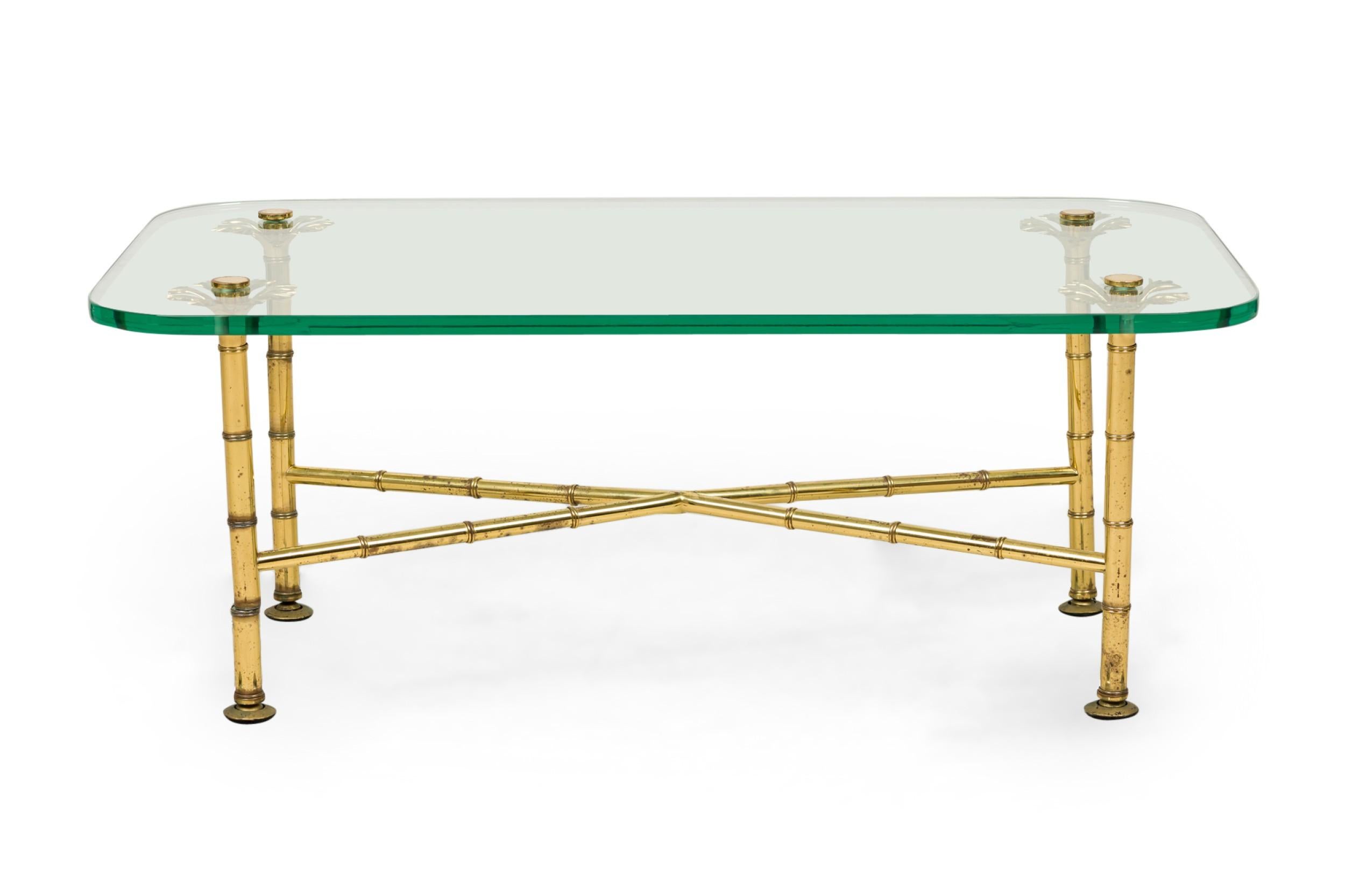 Italienischer Mid-Century Couchtisch mit Beinen aus Messingimitat, die mit einer Bahre in der Form A