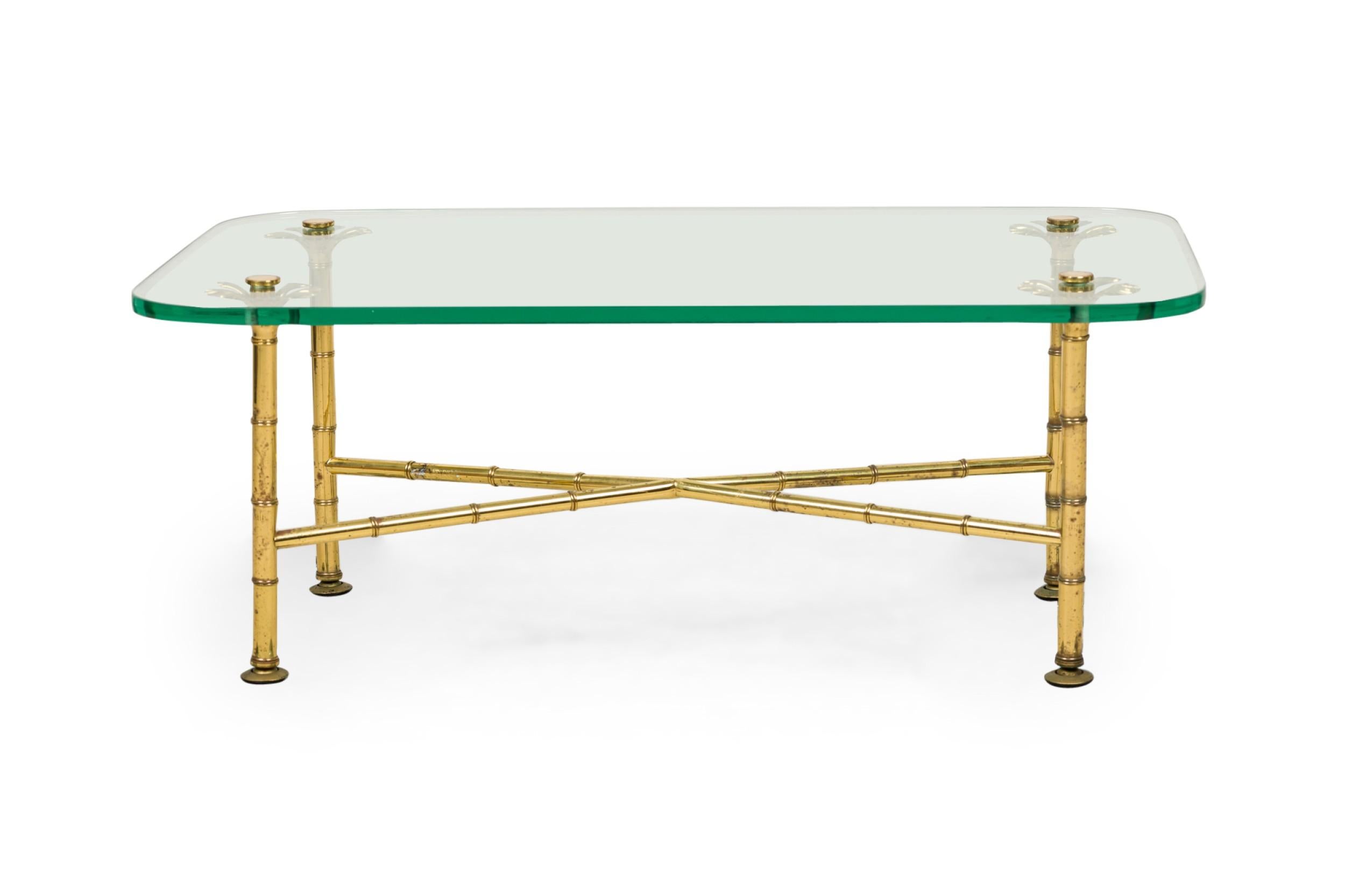 20ième siècle Tables basses/tables basses italiennes Fontana Arte en laiton et verre du milieu du siècle dernier en vente