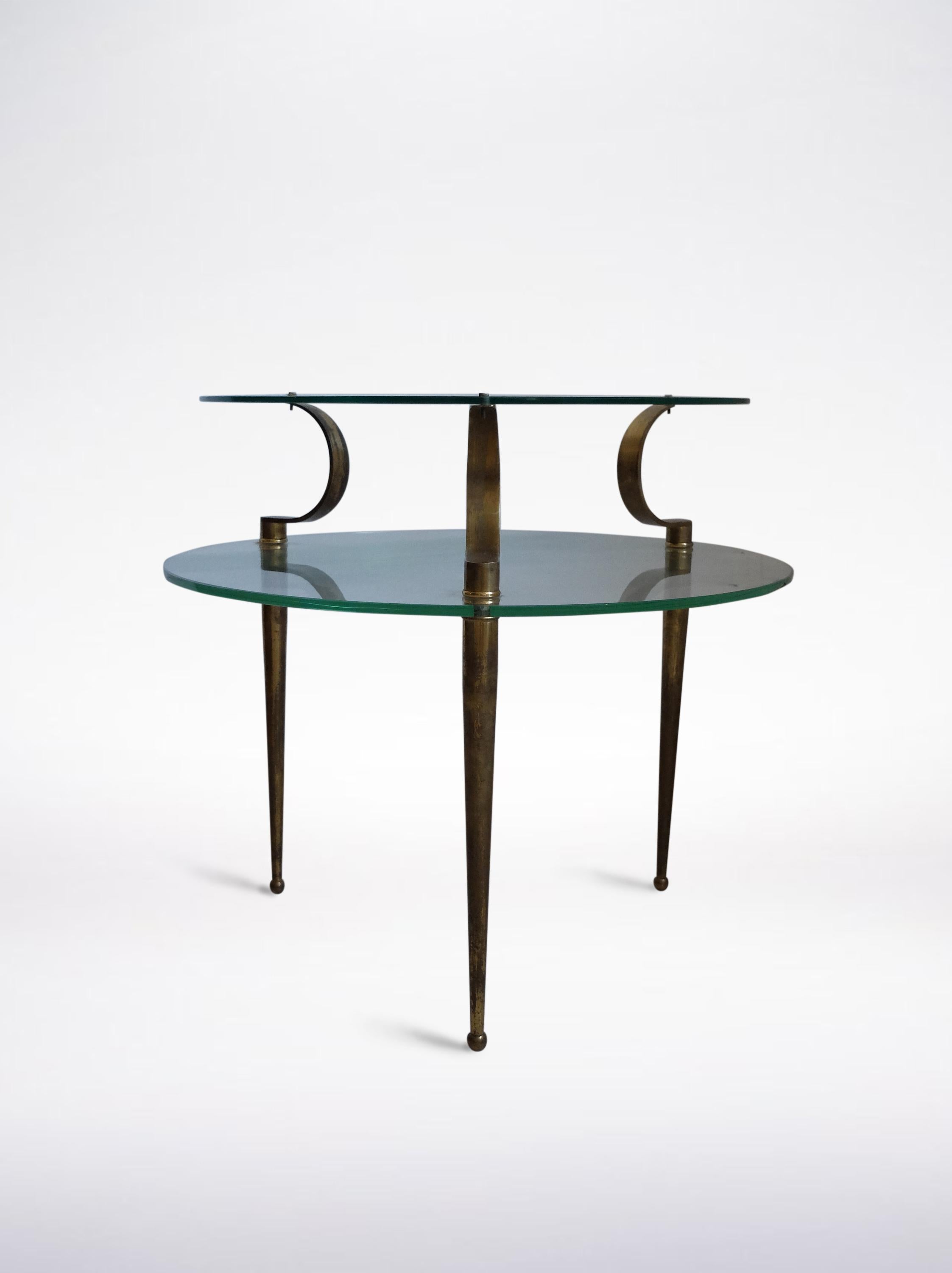 Pietro Chiesa for Fontana Arte, Italian Mid-Century Modern glass and brass coffee table, 1940 ca.
Elegant Mid-Century Fontana Arte round coffee table from the 40s.
The table holds its structure well and has an aged patina on the brass legs.
It