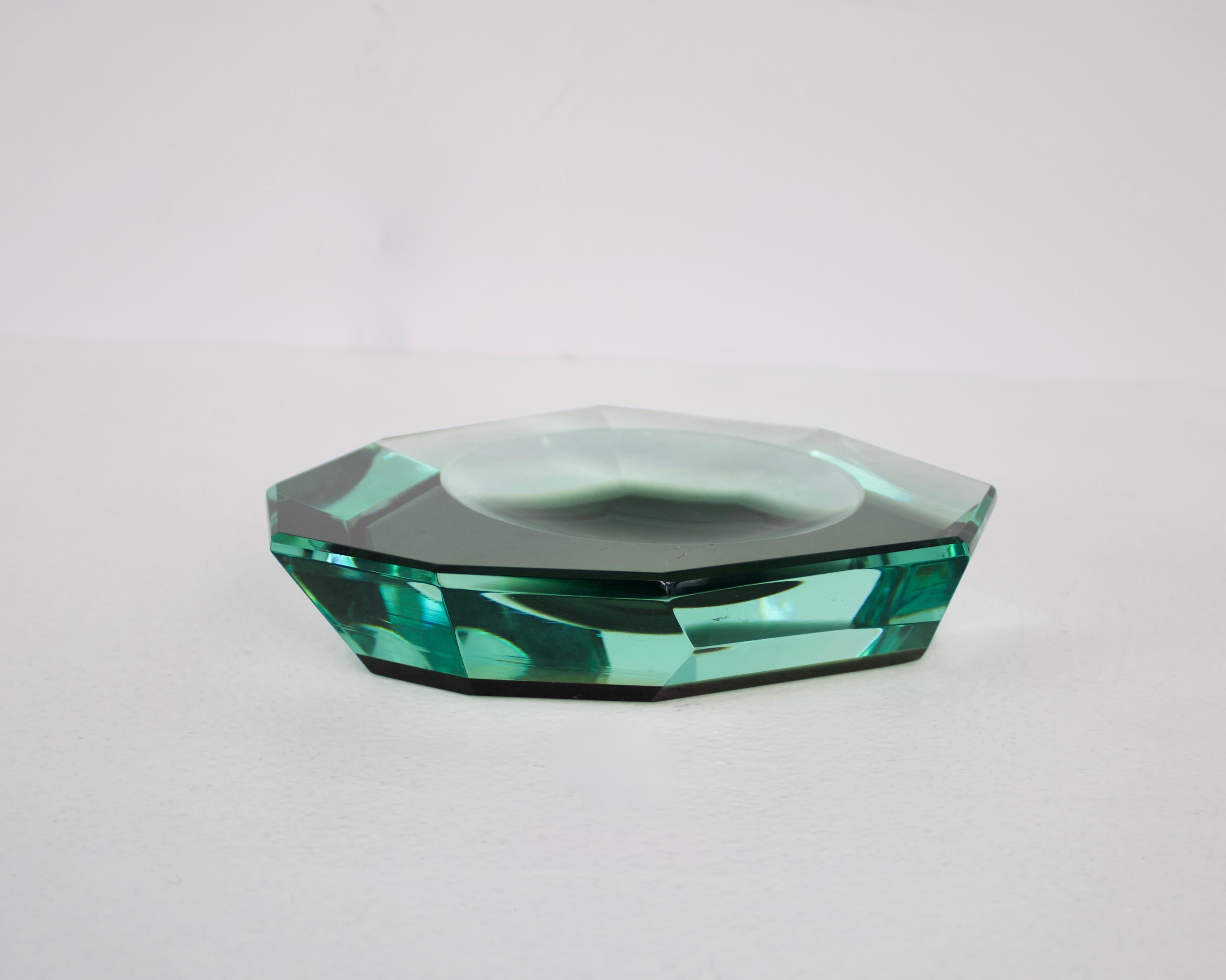 Max Ingrand designed for Fontana Arte Faceted Italian glass dish Vide Poche.
Fontana Arte faceted Italian glass dish in very thick iconic Fontana Arte green glass. Circa 1950. Excellent condition no chips. Vintage and very slight signs of use on the