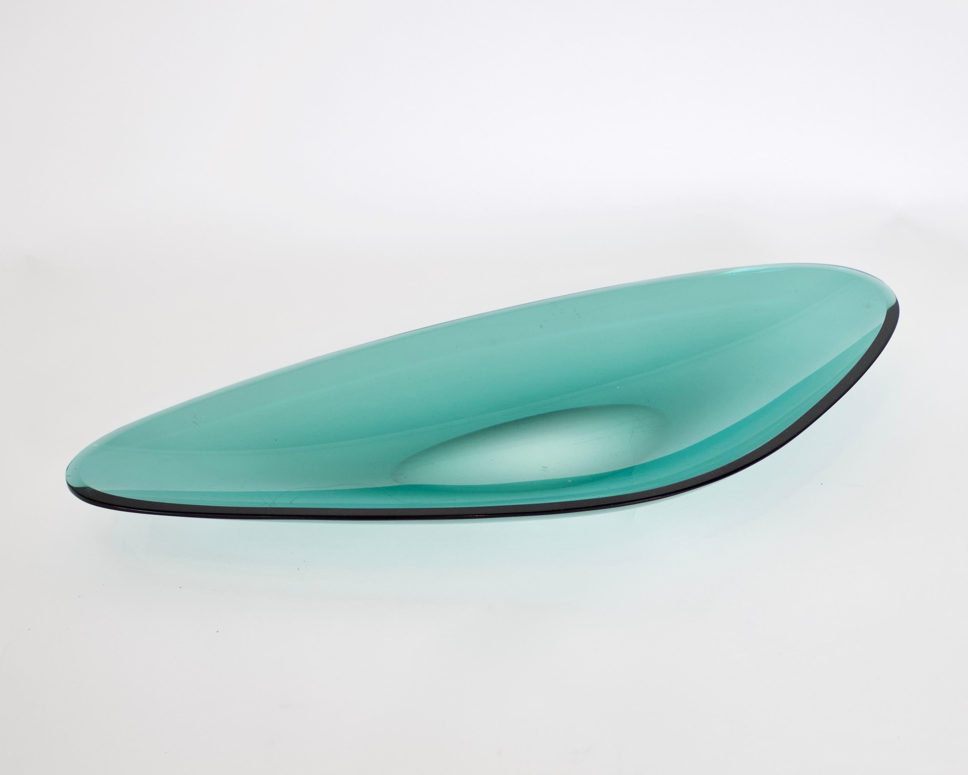 Fontana Arte oval elongated centerpiece glass dish in iconic Fontana Arte green color. 
Centerpiece number 1639 in Literature : Quaderni di Fontana Arte n.6
Excellent vintage condition with no chips to the glass and minimal wear on the bottom.