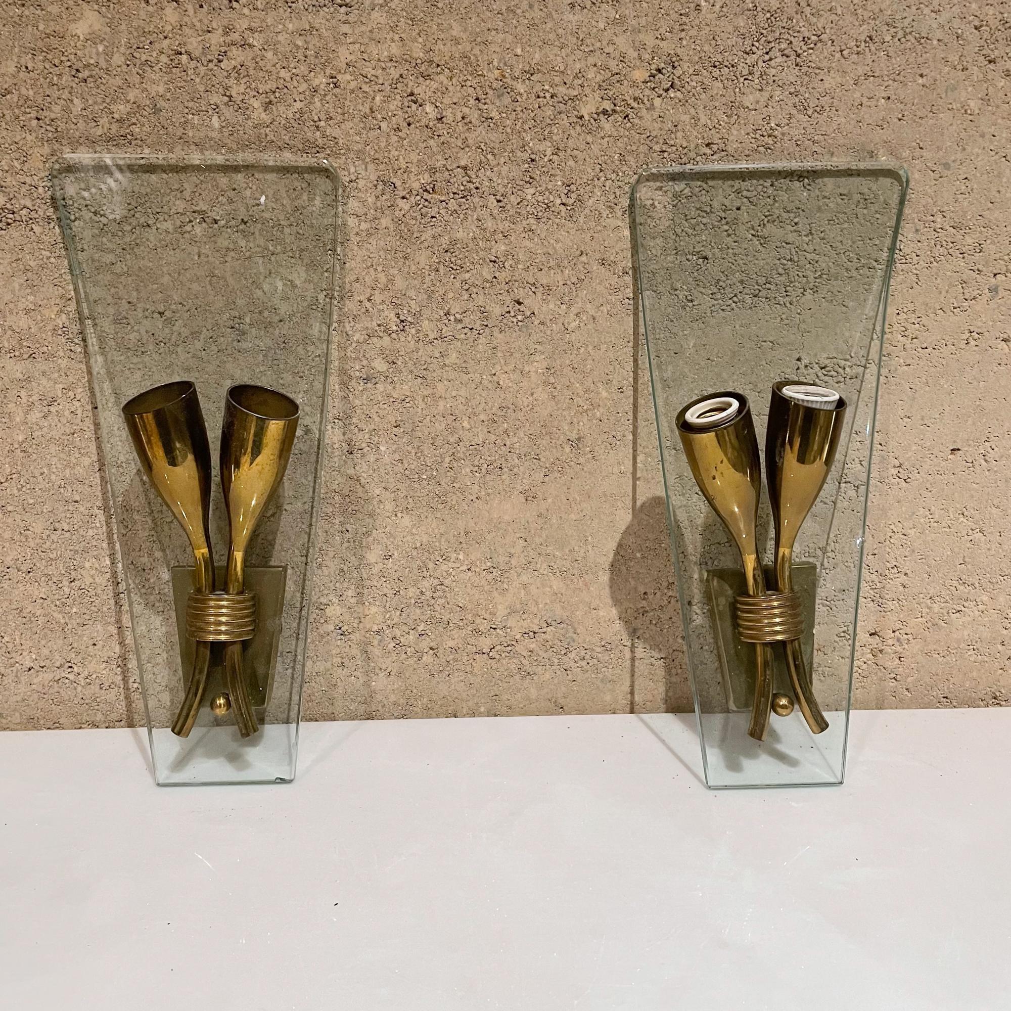 Sweet Sconces
1950s Elegance- Pair of Italian wall sconces style of Gio Ponti & max Ingrand for Fontana Arte in Italy
Wonderfully curved glass with brass body.
Measures: 10 .75 H x 4.63 W x 2 .5 D inches
Original vintage unrestored condition