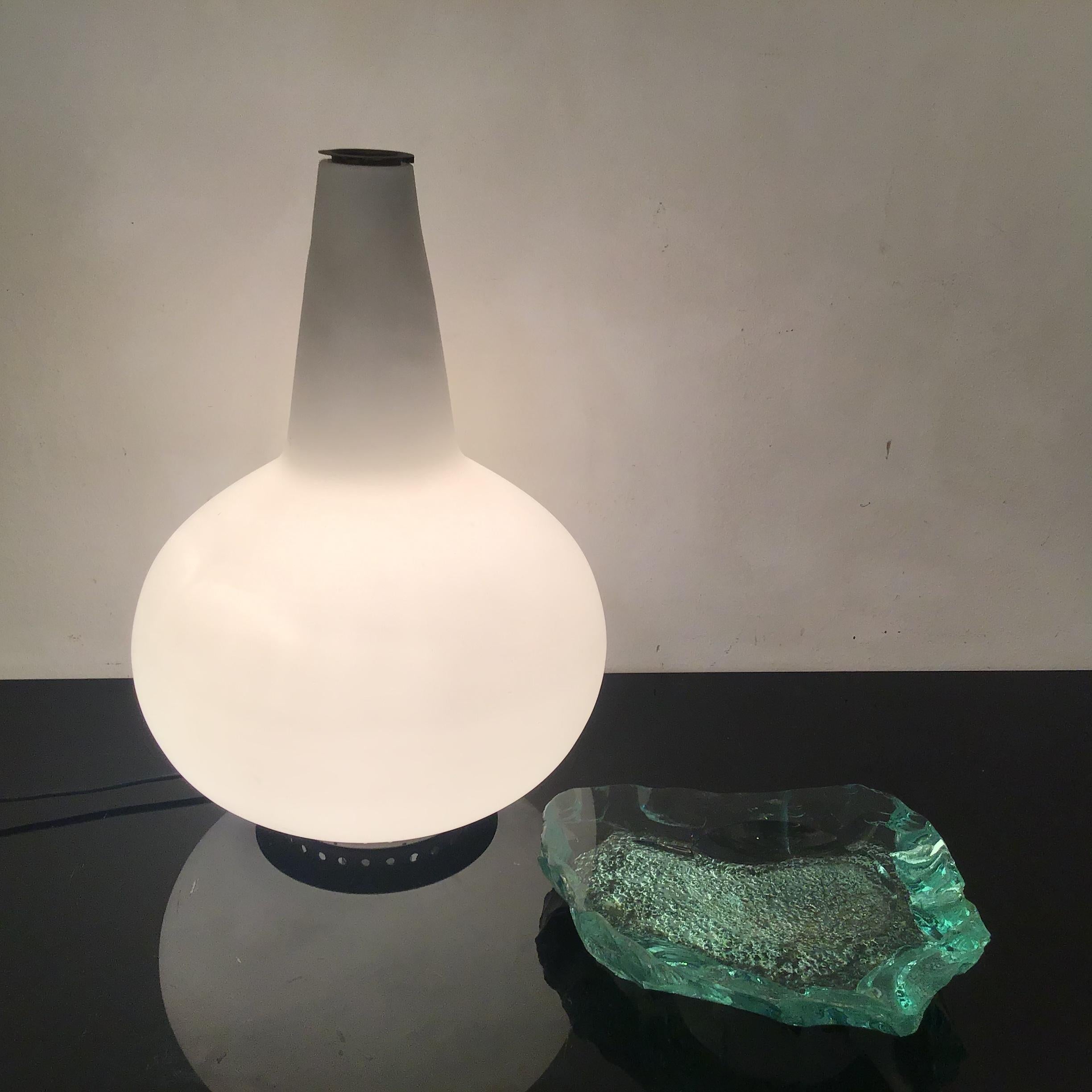 Fontana Arte Lampada da Tavolo Brass Opaline Glass 1960 Italy For Sale 4