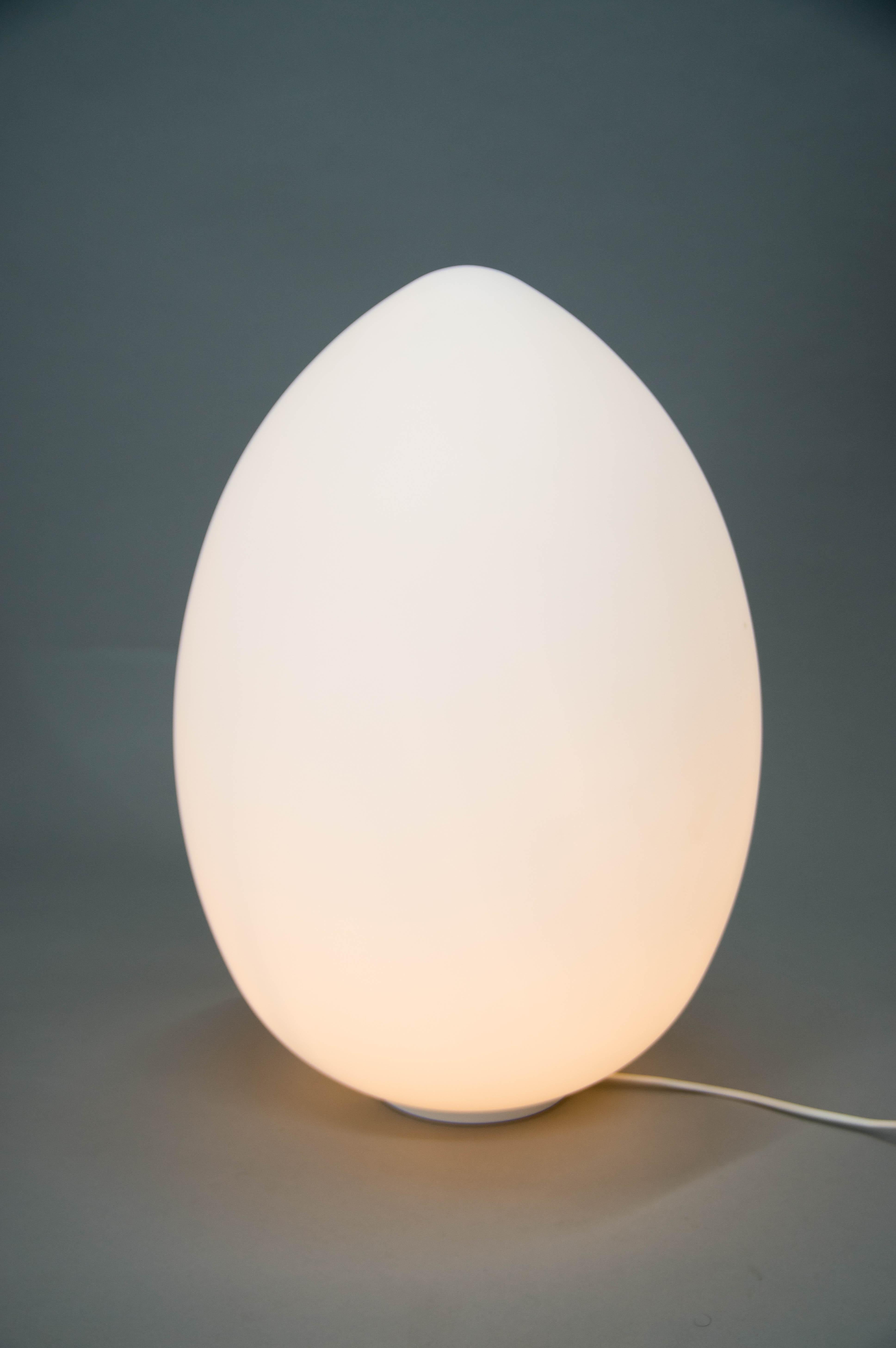 Designed in 1972 by Ben Swildens, the ‘shell’ of the egg contained a light source: an ironic idea that still works today. As in nature, the shell of the Uovo lamp is the embodiment of absolute lightness, an elegant form in white satin blown glass