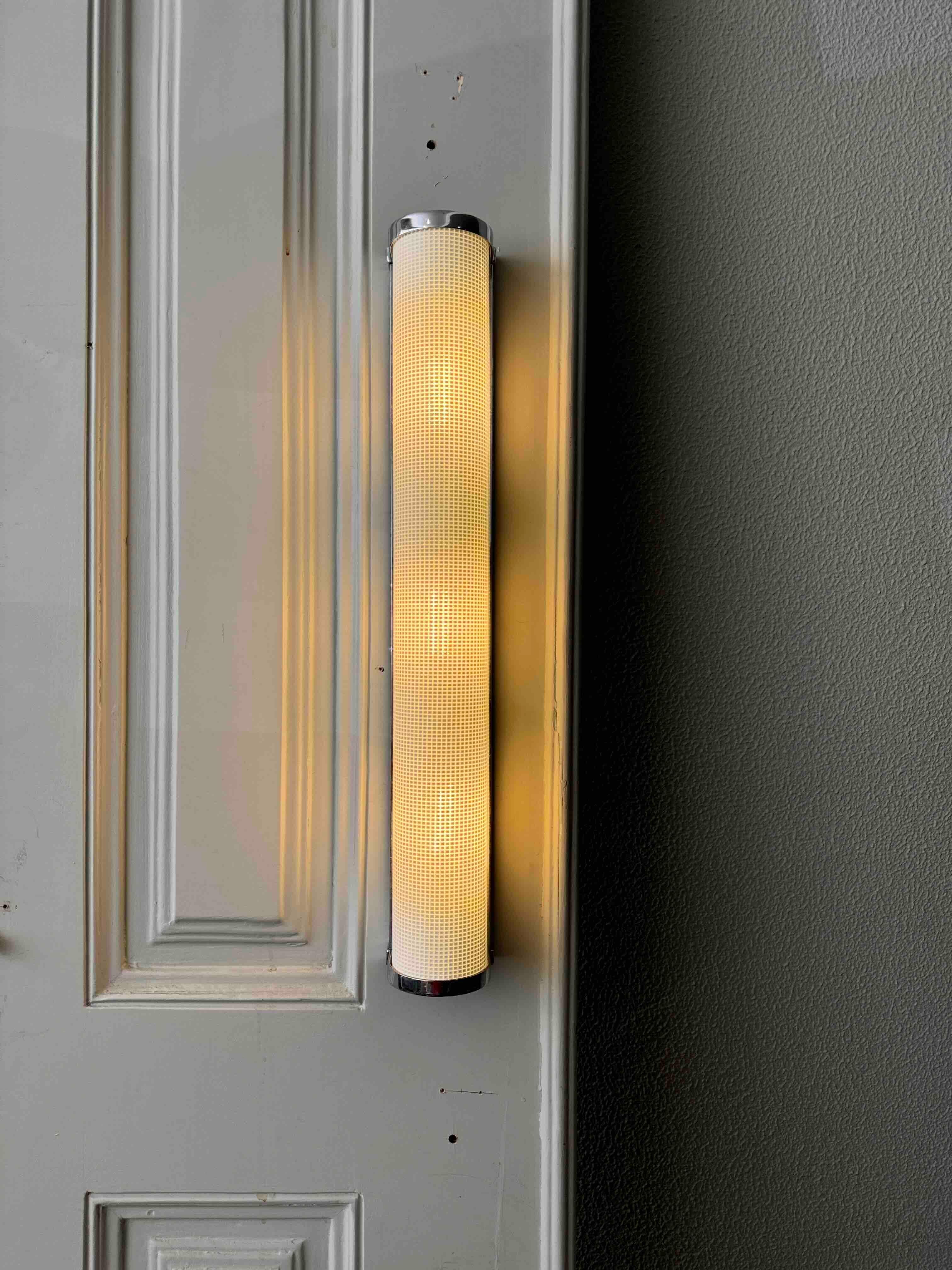 Die **Maristella Sconce** von **Fontana Arte**, entworfen und hergestellt im Jahr **1995**, ist die **große Version** dieser kultigen, von der Mitte des Jahrhunderts inspirierten Leuchte. Diese Leuchte ist für ihr schlichtes Design und ihre