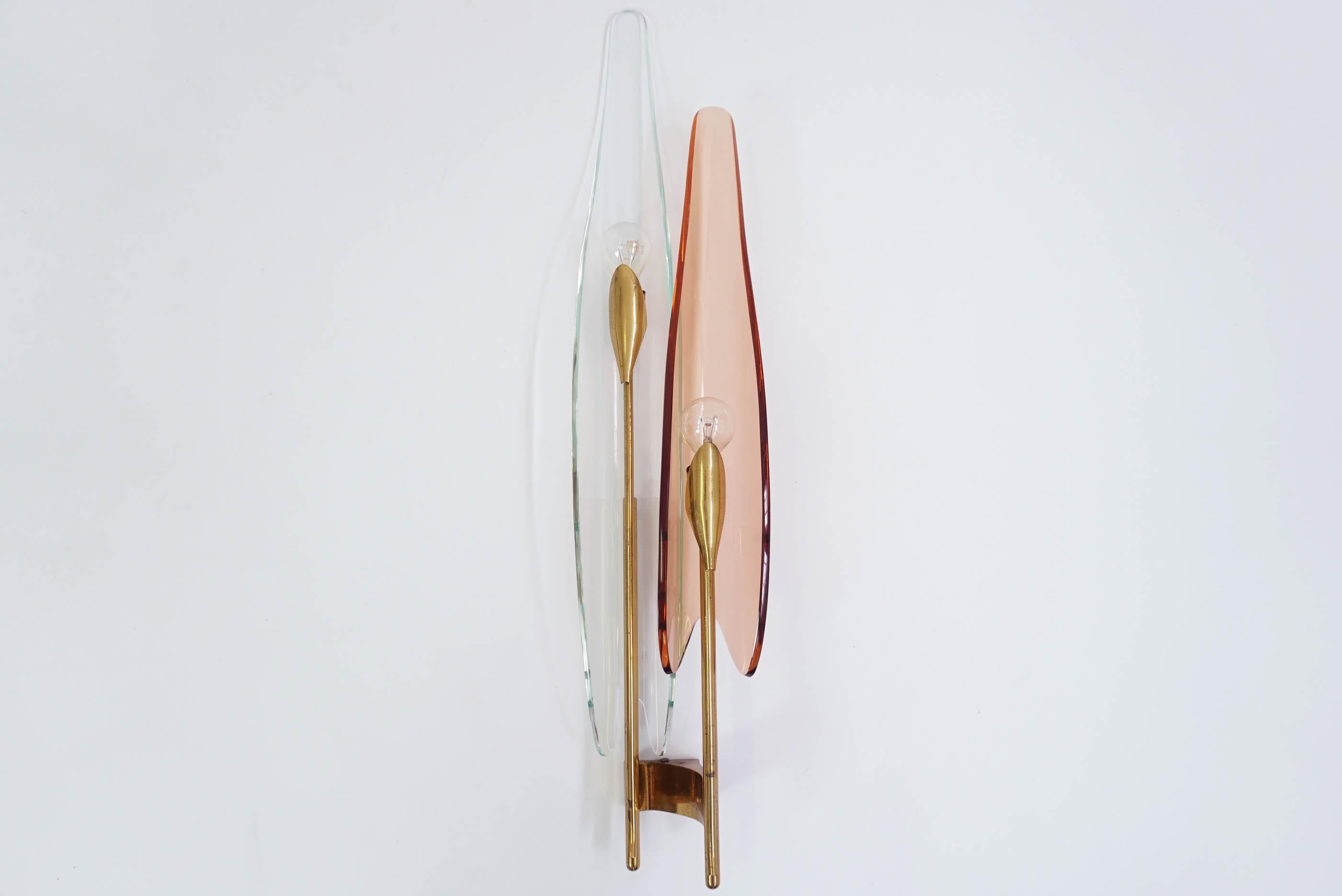 Big sexy and elegant sconce by Max Ingrand for Fontana Arte
Curved glass in pale rose and transparent green
1950, Italy.