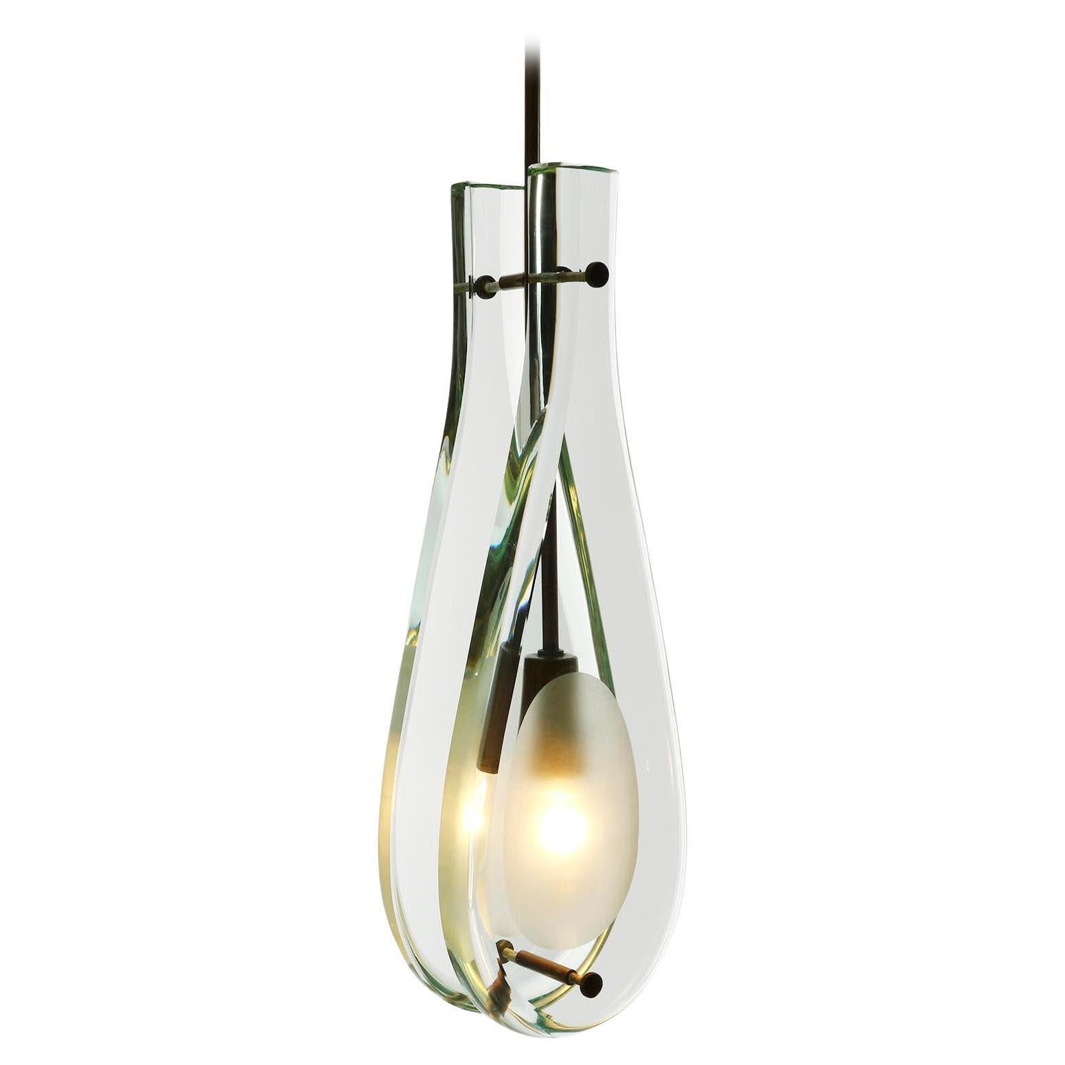 Une fantastique lampe suspendue, modèle n° 2259, conçue par le célèbre designer Max Ingrand pour Fontana Arte, Italie, fabriquée au milieu du siècle, vers 1960.
Elle est fabriquée en laiton massif avec une surface naturellement vieillie avec une