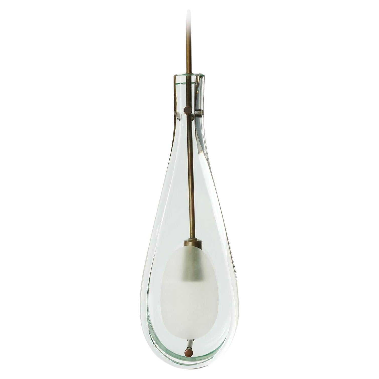 Milieu du XXe siècle Fontana Arte Max Ingrand lampe pendante 2259, laiton pantiné de verre, Italie, années 1960 en vente