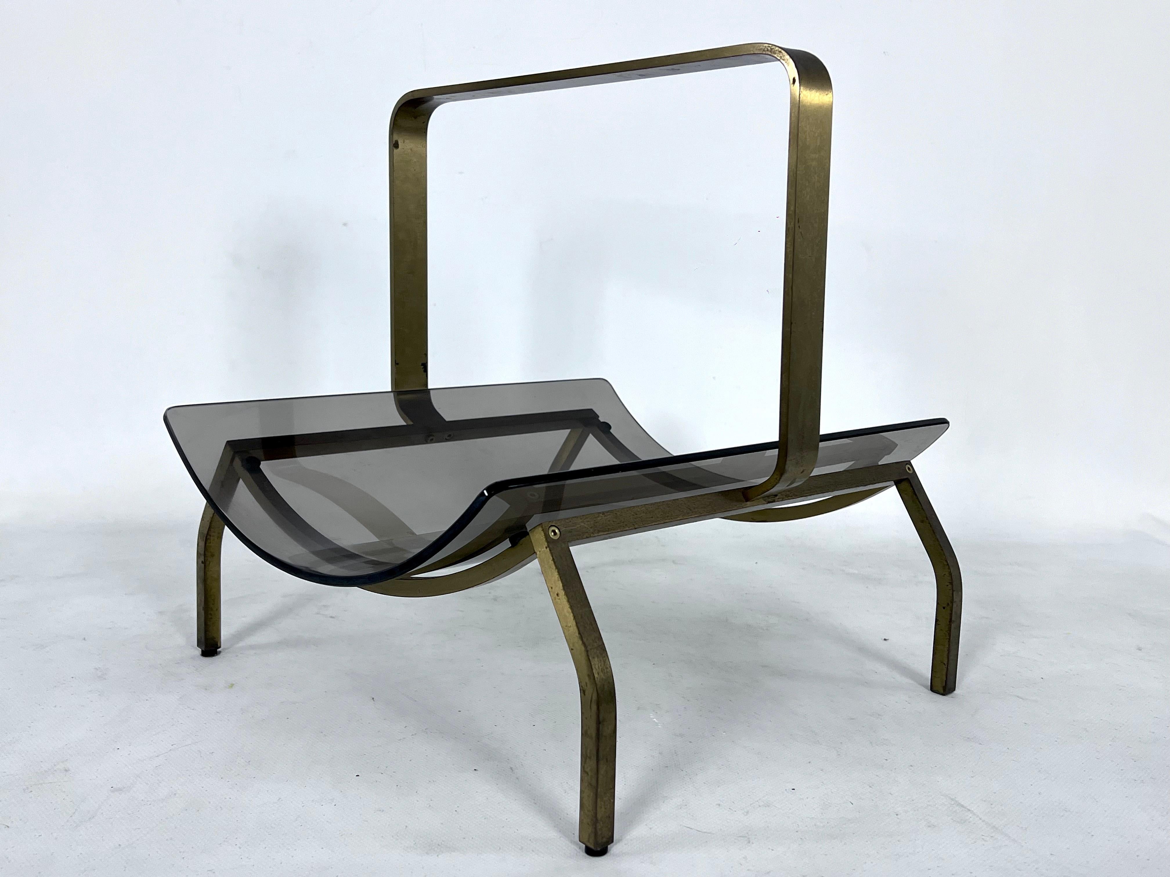 Fontana Arte, Mid-Century brass and curved glass magazine holder. Italy 1960s For Sale 3