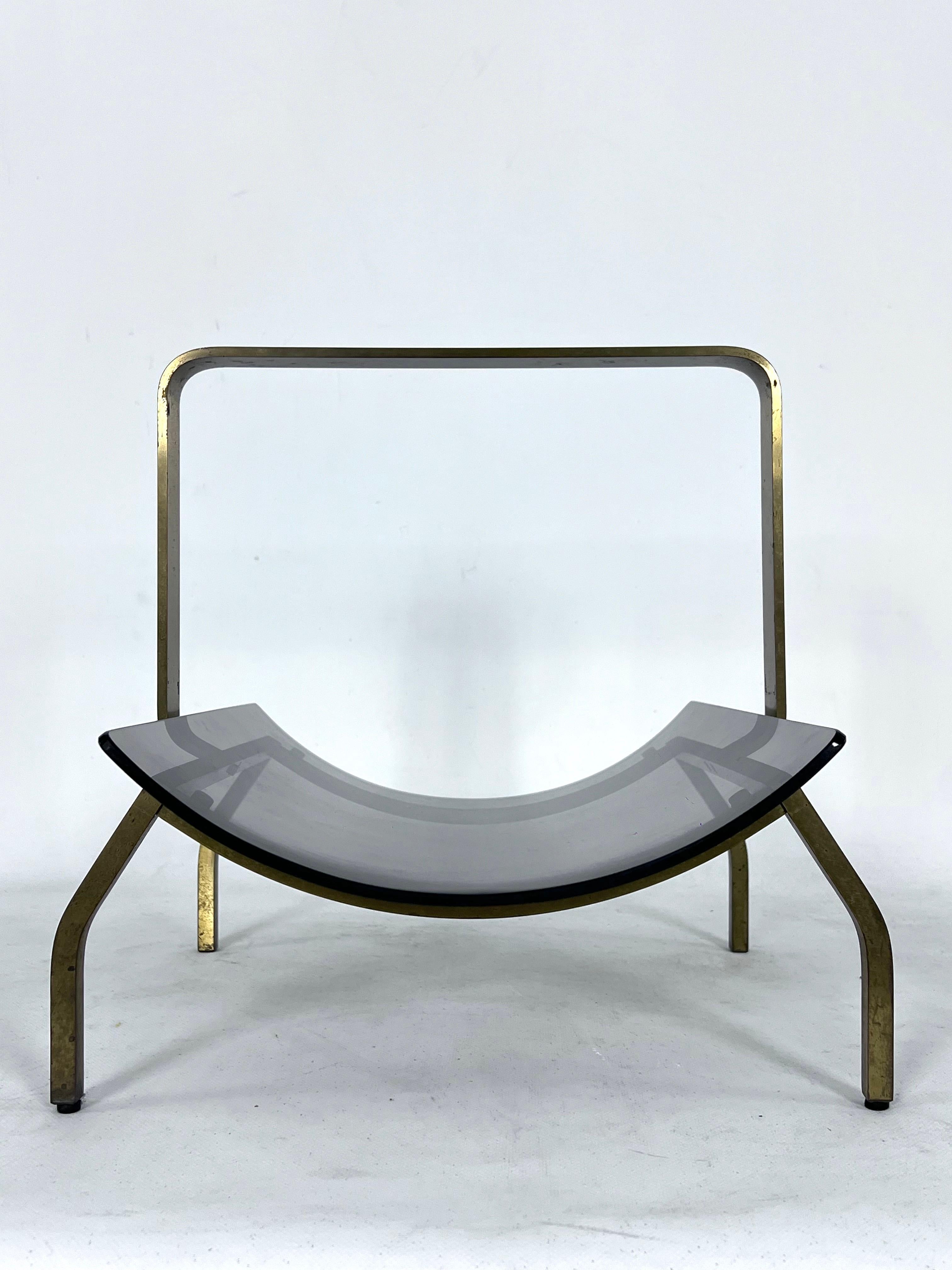Fontana Arte, Mid-Century brass and curved glass magazine holder. Italy 1960s For Sale 4
