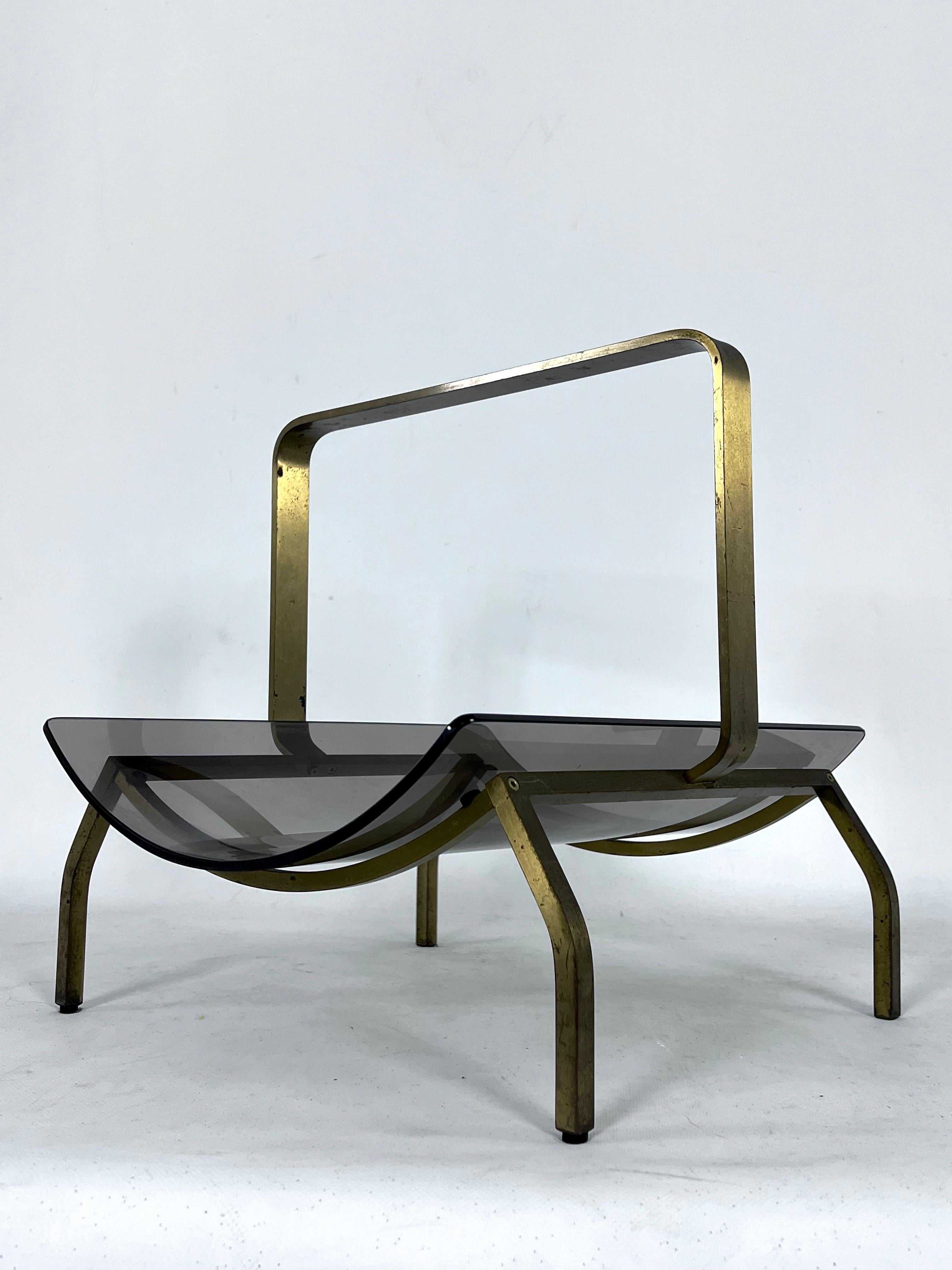 Fontana Arte, Mid-Century brass and curved glass magazine holder. Italy 1960s For Sale 1