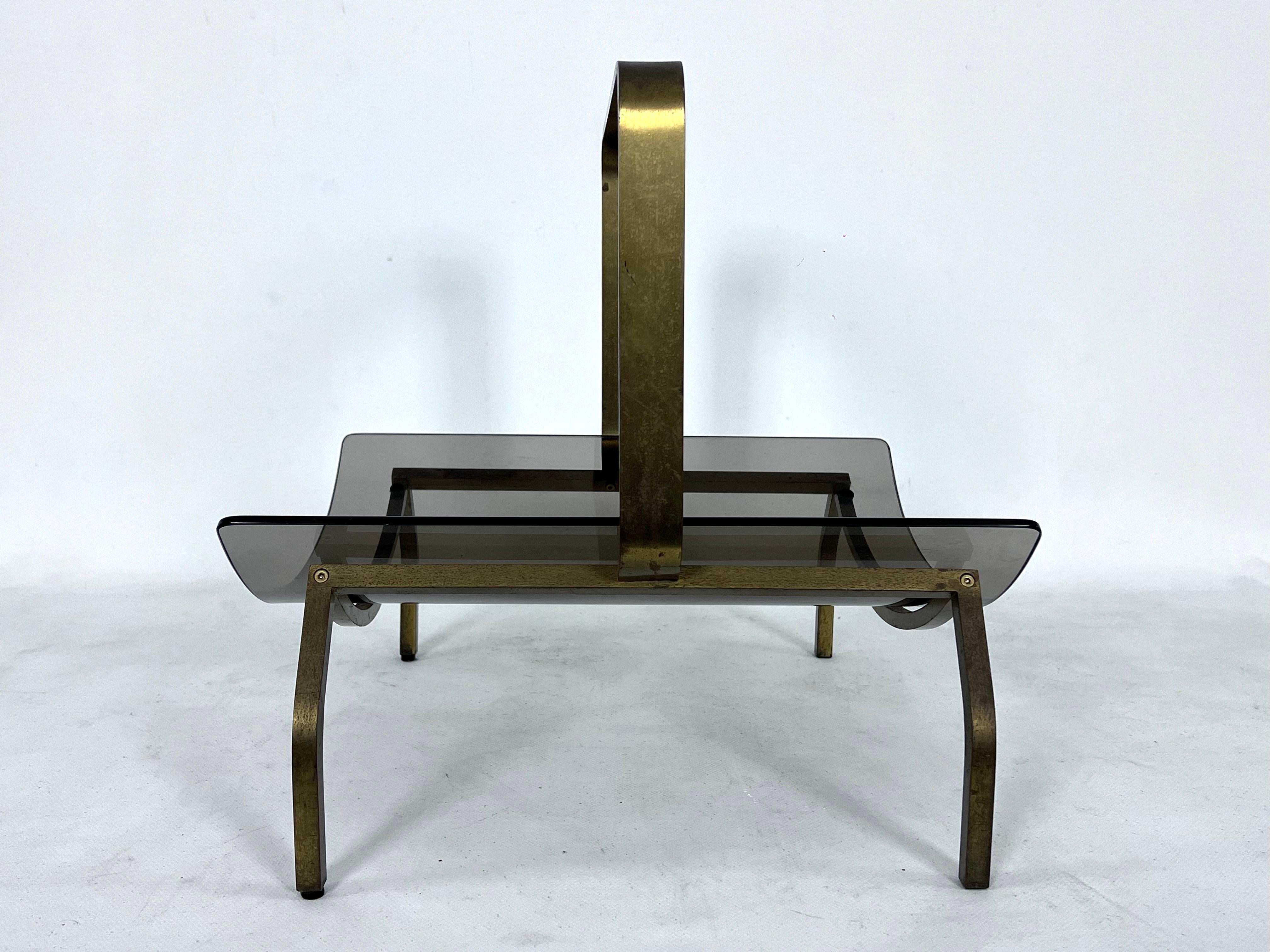 Fontana Arte, Mid-Century brass and curved glass magazine holder. Italy 1960s For Sale 2