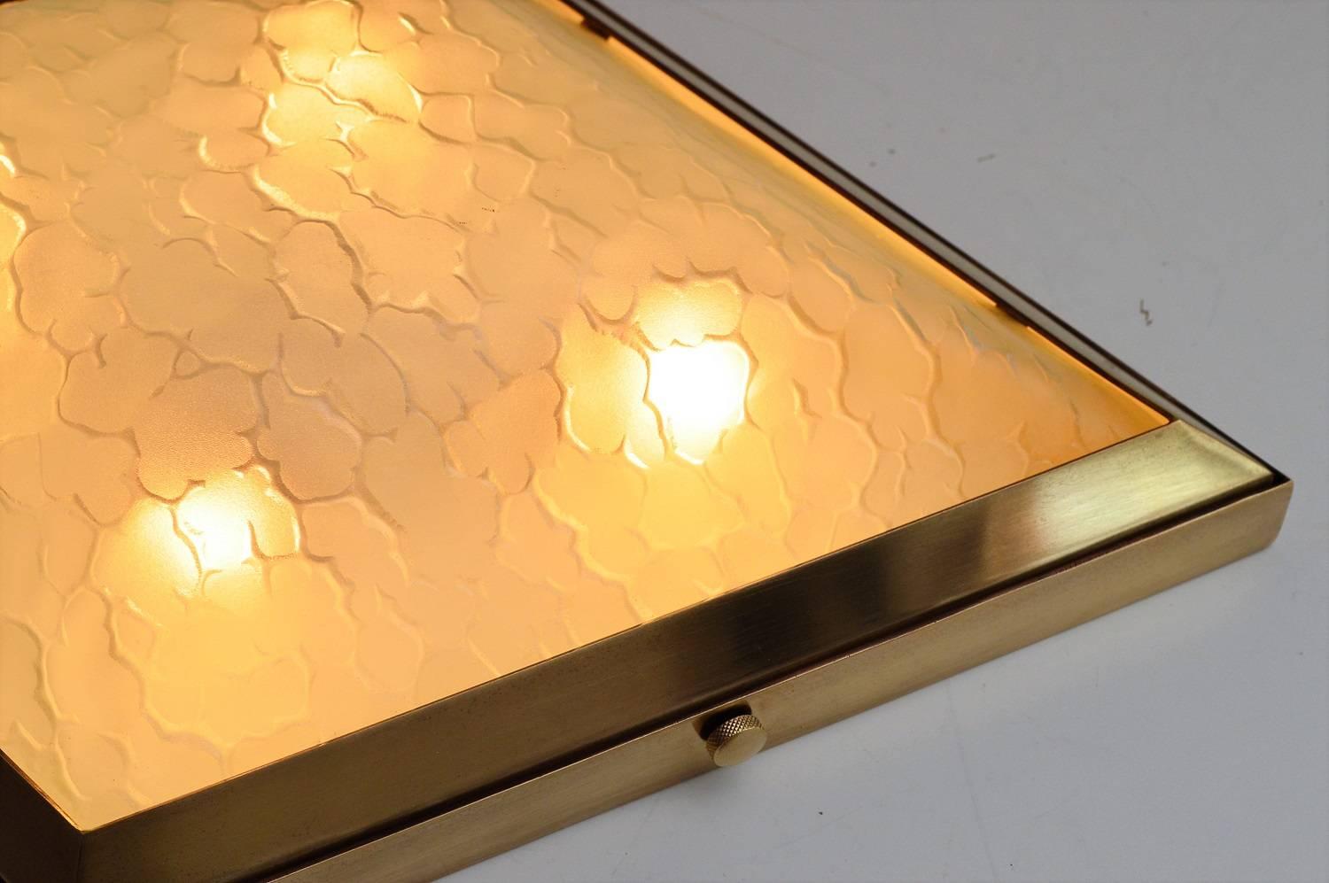 Fontana Arte Midcentury Brass and Textured Glass Ceiling or Wall Fixture, 1950s In Good Condition In Morazzone, Varese