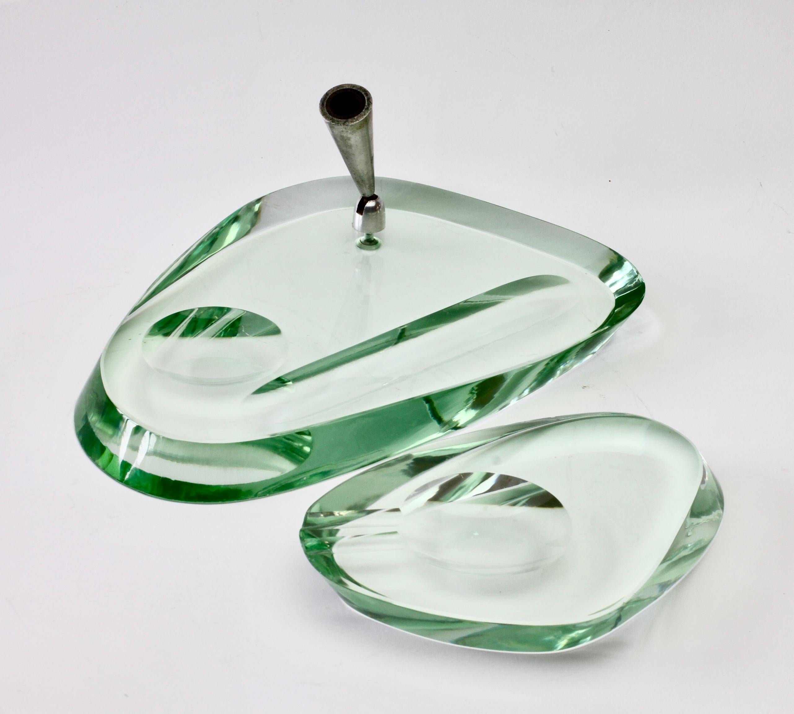 Max Ingrand for Fontana Arte (attributed) Midcentury Modern desk set featuring a pen holder or stand with a tray and an ashtray. Made in Italy of thick polished green crystal glass, circa. 1940s-1950s

A wonderful statement for any desk or console