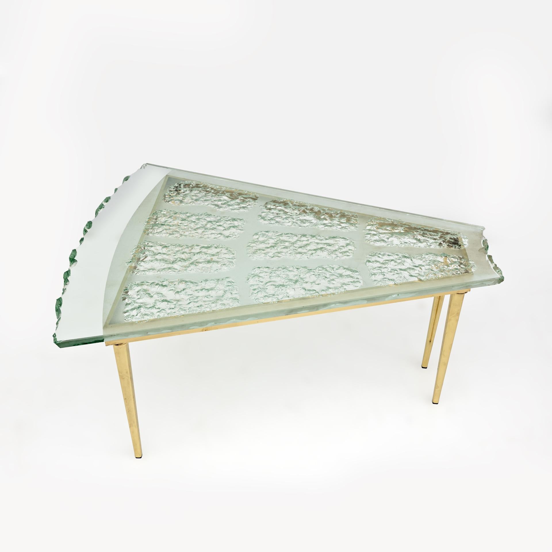 Extraordinaire table basse italienne du milieu du siècle en verre de Murano ciselé et dépoli à la main, attribuée à Max Ingrand et produite par Fontana Arte. La table basse gravée et détaillée est soutenue par un cadre en laiton et repose sur quatre