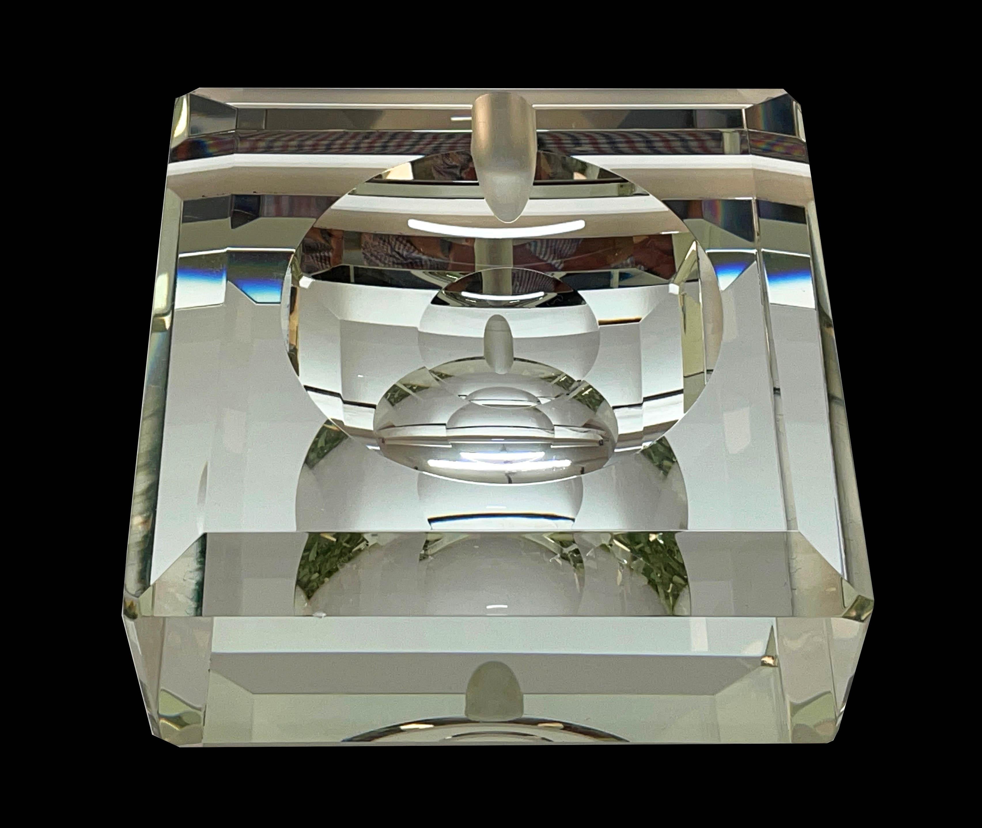 Amazing incredible midcentury ashtray in crystal glass and mirror base. This huge piece has a weight of 3,4 kg /7.5 libre. A wonderful production that was produced by Fontana Arte in Italy during the 1960s.

This piece is in crystal glass, is