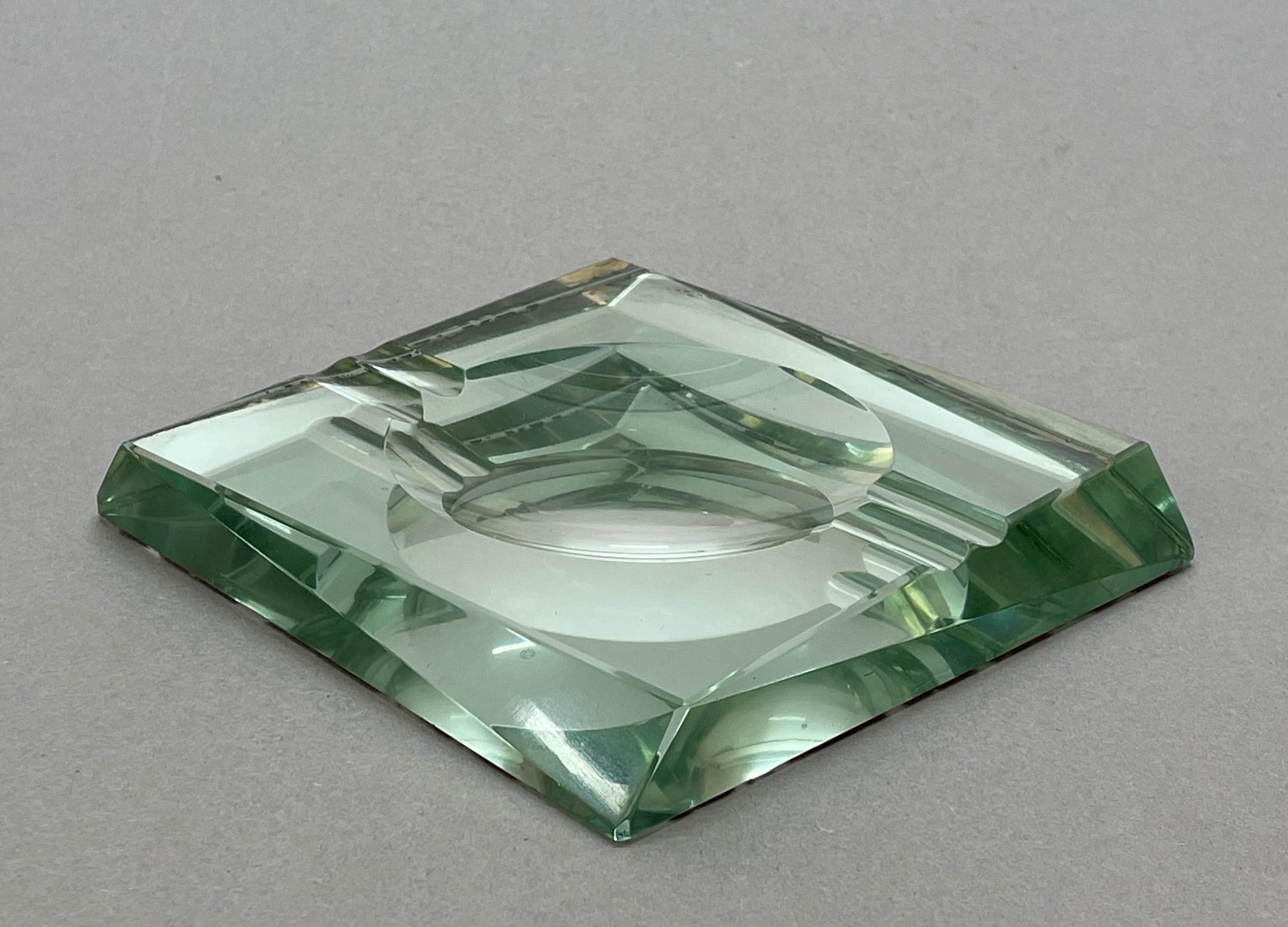 Amazing Mid-Century Modern green glass squared ashtray. This wonderful piece was produced by Fontana Arte in Italy during the 1960s.

The item is in squared green crystal glass with geometrical carving, the classical design by Fontana Arte from