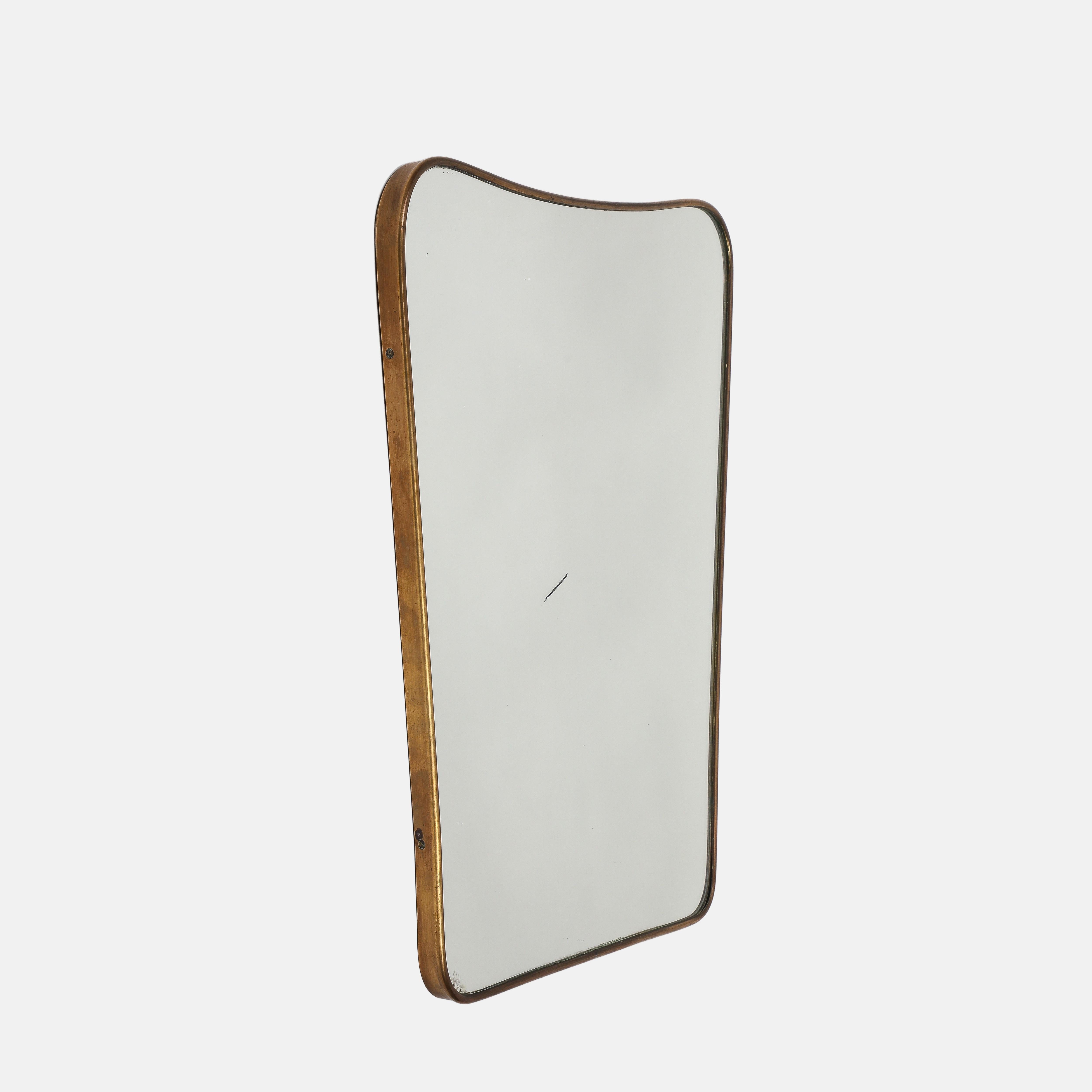 Fontana Arte Midcentury Modernist Geformter Spiegel aus Messing, 1950er Jahre (Moderne der Mitte des Jahrhunderts) im Angebot