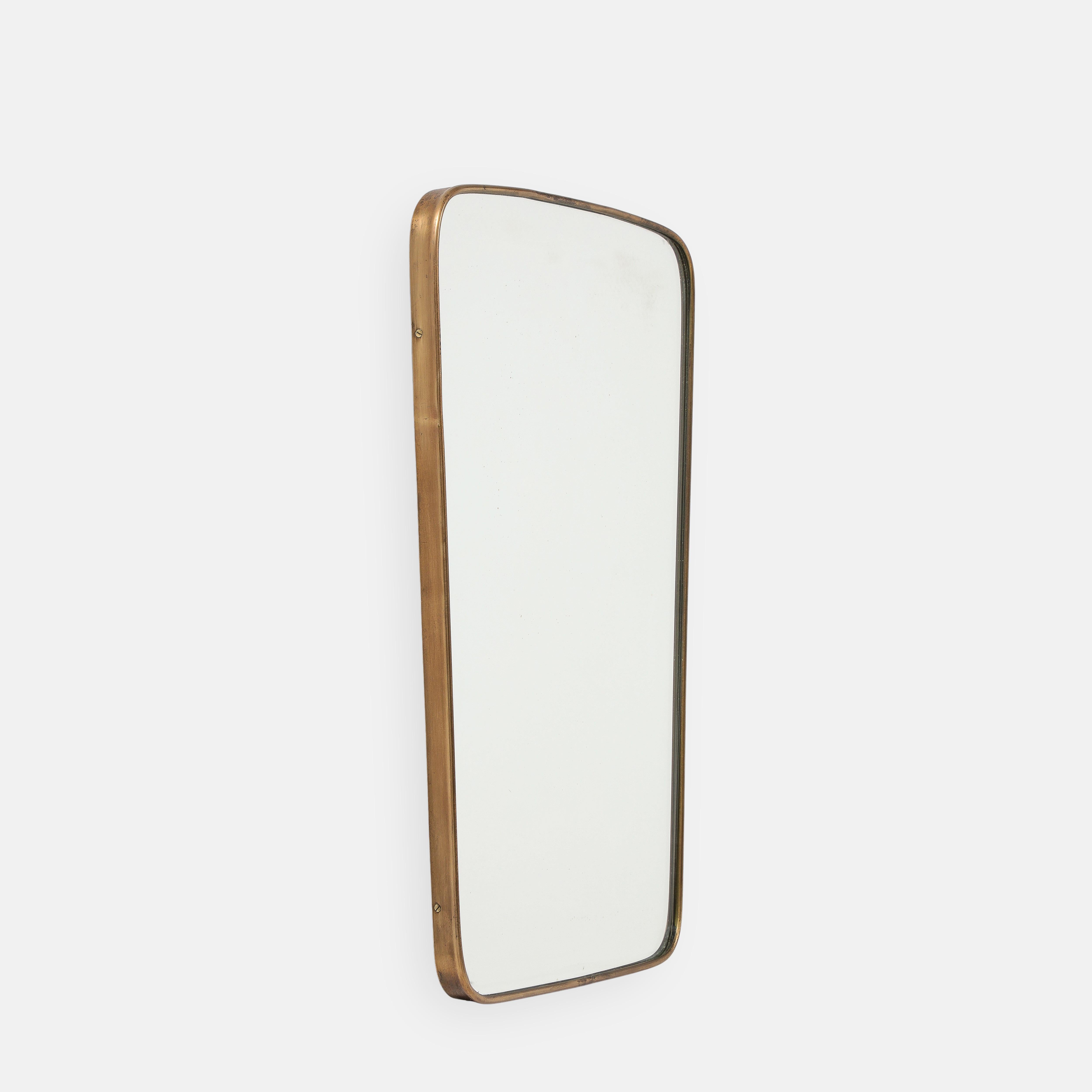 Fontana Arte Midcentury Modernist Geformter Spiegel aus Messing, 1950er Jahre (Moderne der Mitte des Jahrhunderts) im Angebot