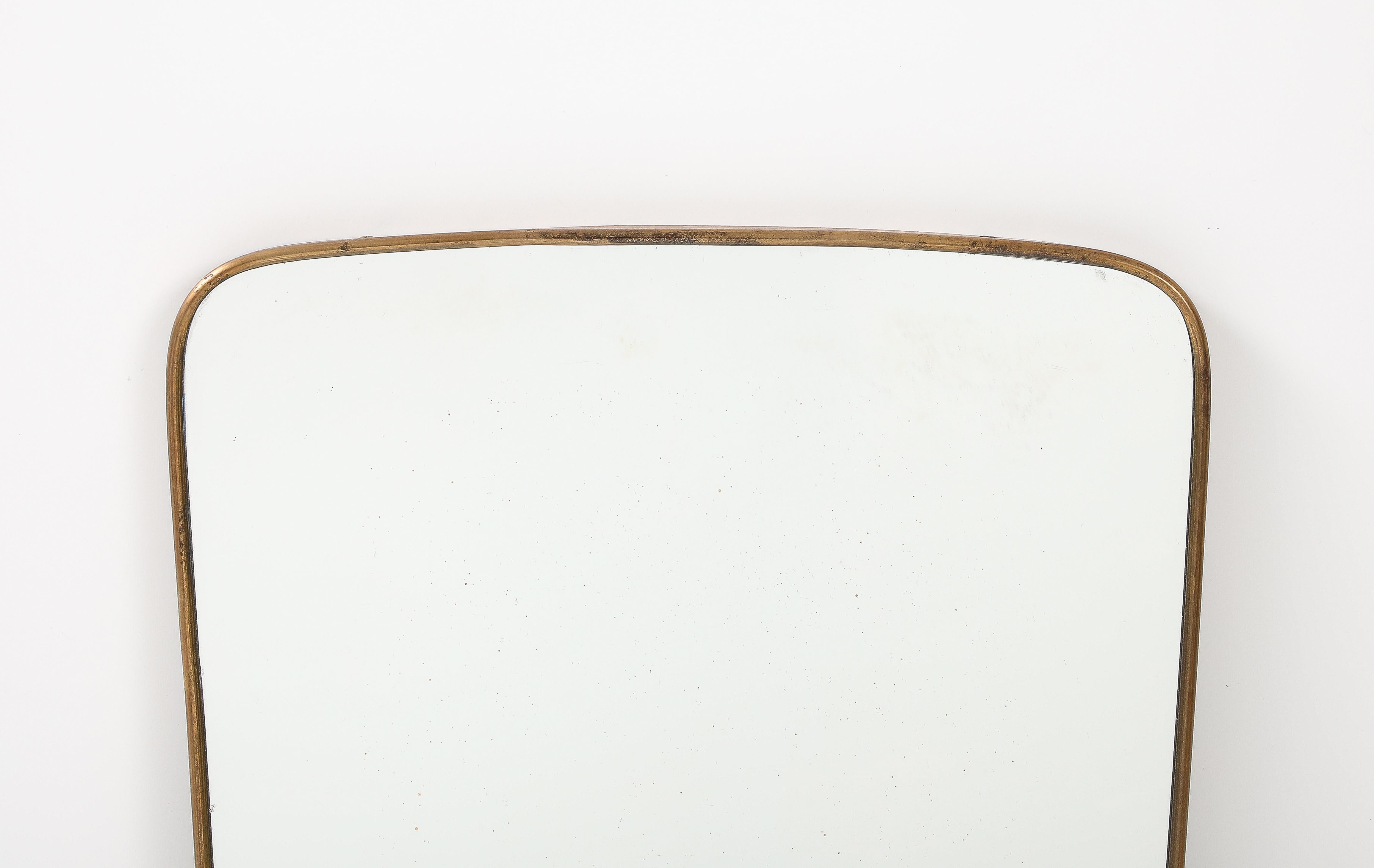 Fontana Arte Midcentury Modernist Geformter Spiegel aus Messing, 1950er Jahre im Zustand „Gut“ im Angebot in New York, NY