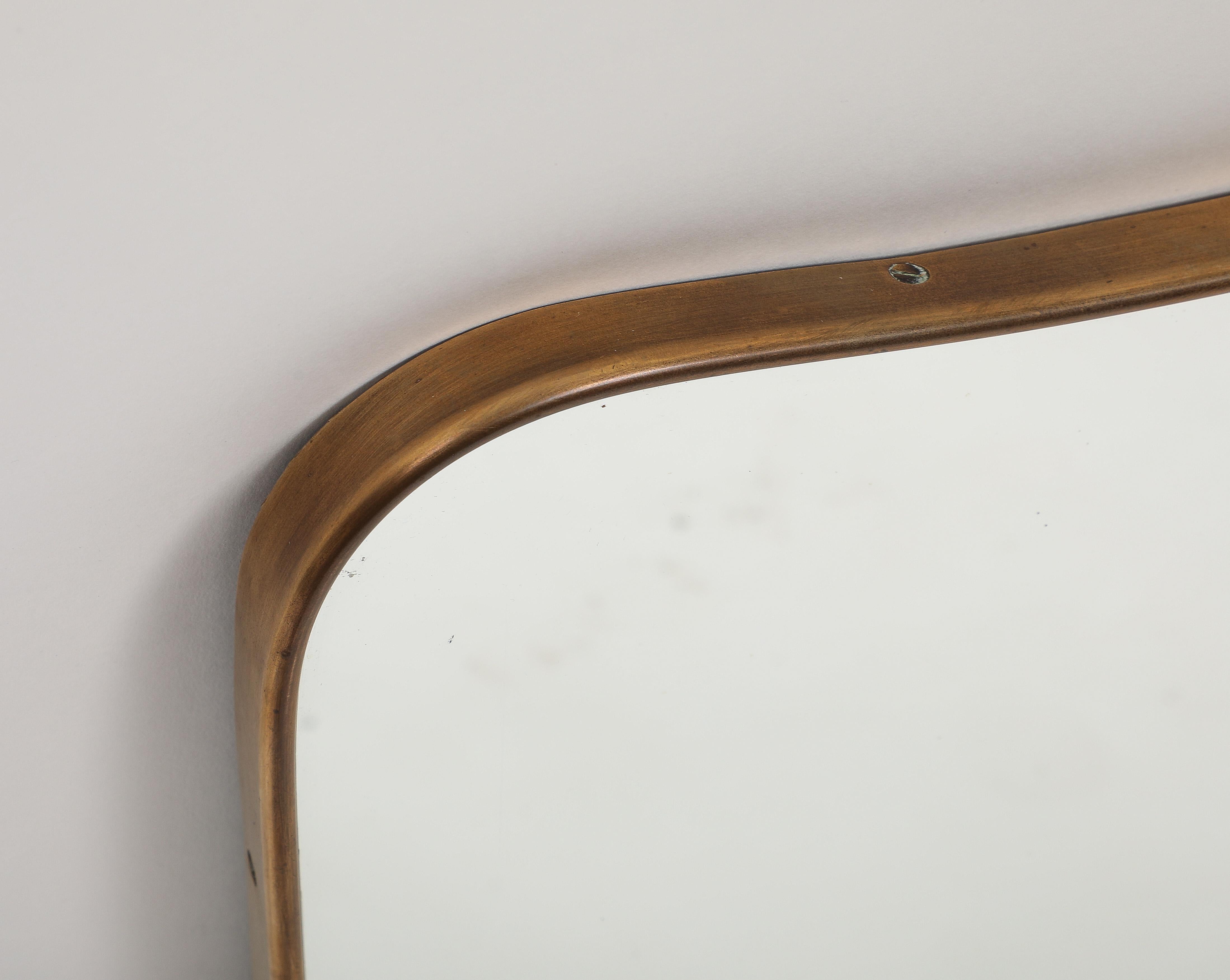 Fontana Arte Midcentury Modernist Geformter Spiegel aus Messing, 1950er Jahre im Angebot 1