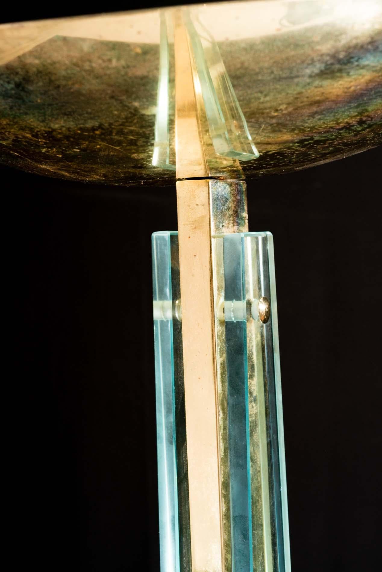 Elegante Stehlampe aus Glas und Messing, die Pietro Chiesa für Fontana Arte zugeschrieben wird.

Projekt Veröffentlichung, Franco Deboni Fontana Arte.
 