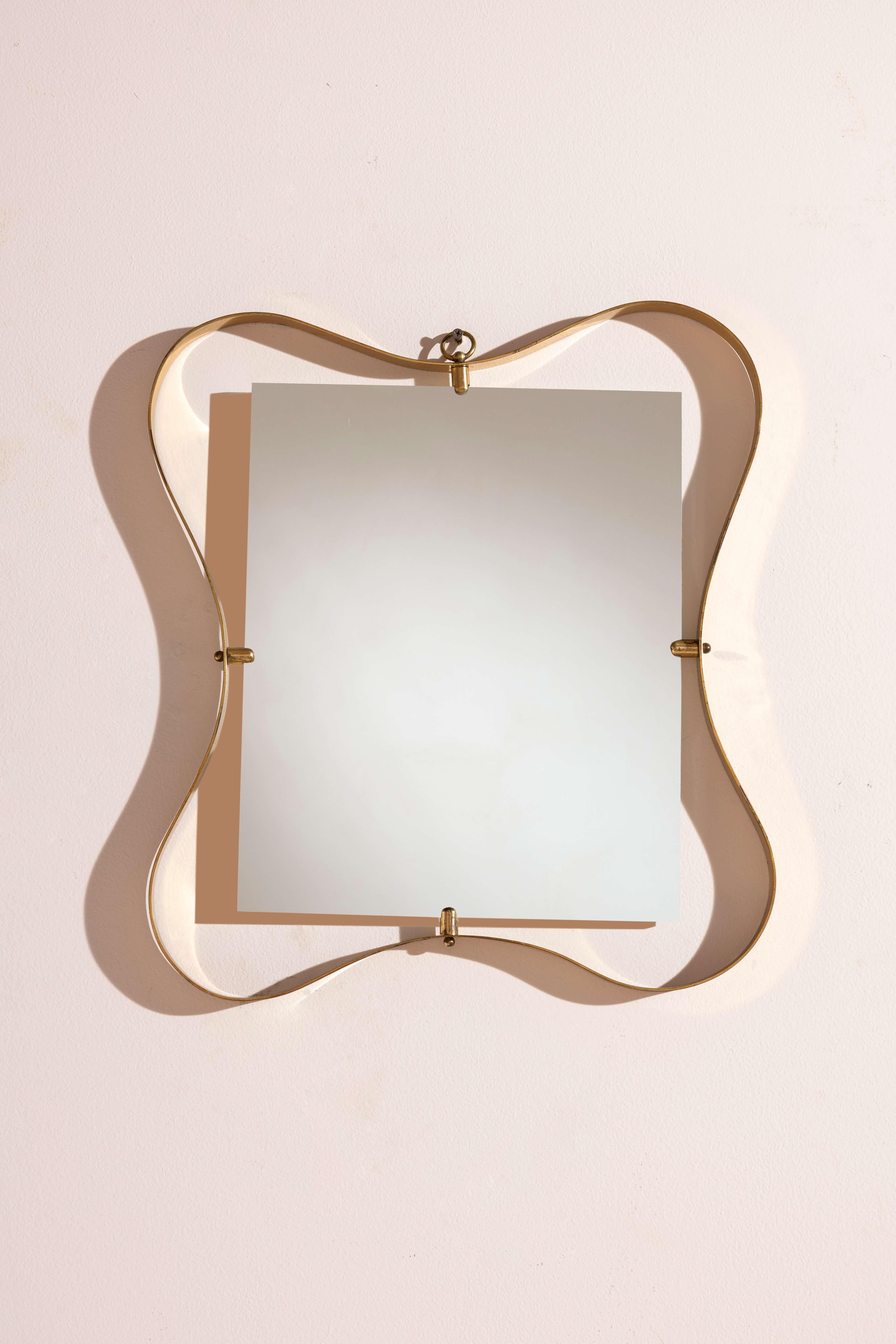 Miroir de charme avec cadre en laiton, fabrication italienne, production Fontana Arte, années 1950.

La marque Fontana Arte a toujours été associée à des éléments de décoration et d'éclairage qui placent le verre au cœur du design. Ce matériau