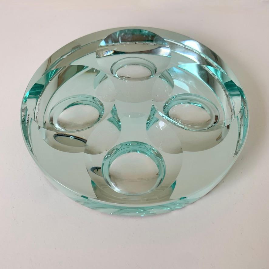 Original vinrtage Fontana Arte vide-poche, circa 1950, Italia.
Cristal circular espejado de 3 cm de grosor con 4 círculos cóncavos.
Dimensiones: 20 cm de diámetro, 3 cm de H.
Estado original.
Todas las compras están cubiertas por nuestra garantía de