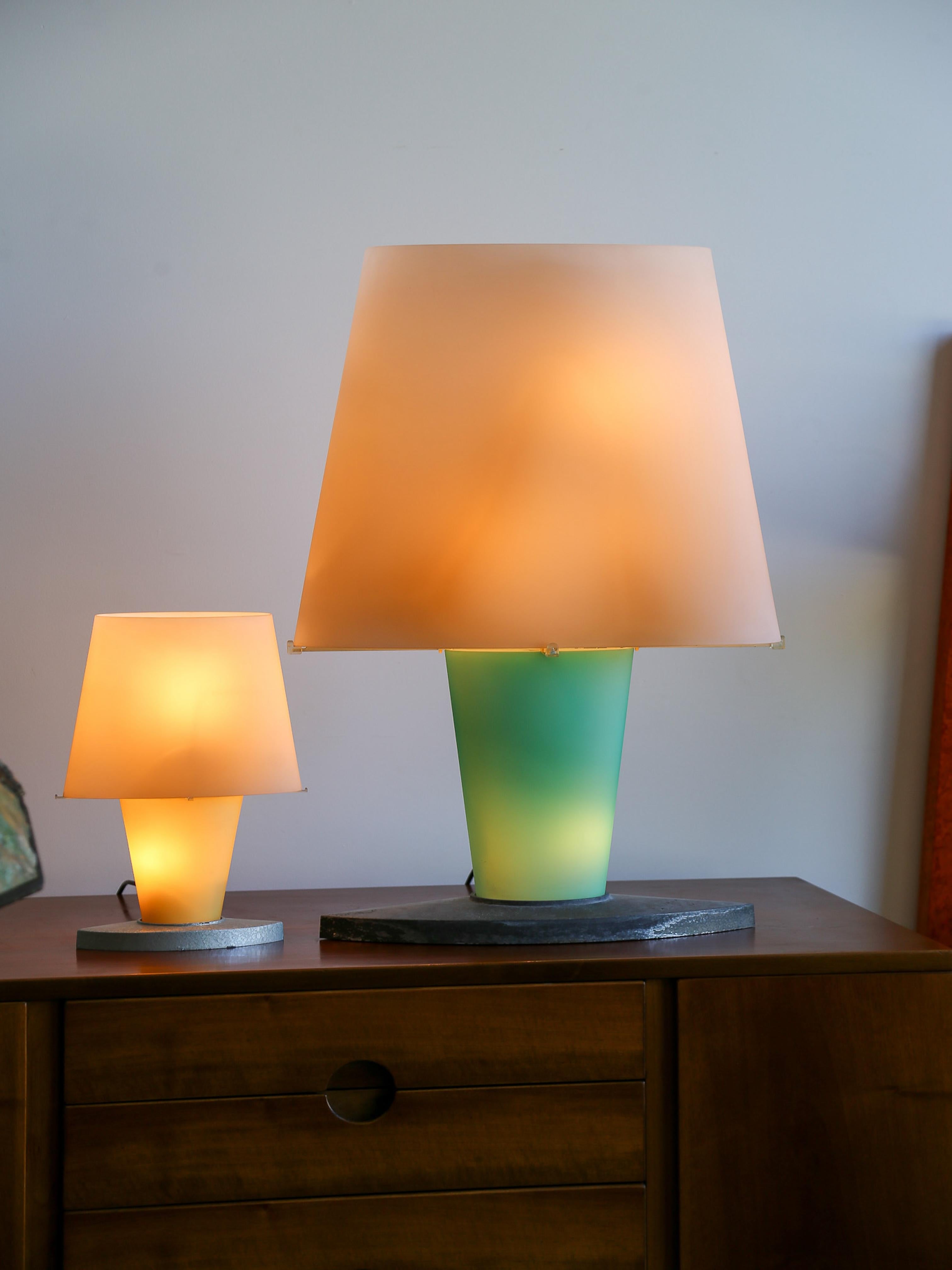 Fontana Arte Model 2892 Tischlampe aus mattiertem Glas von Daniela Puppa (Postmoderne) im Angebot