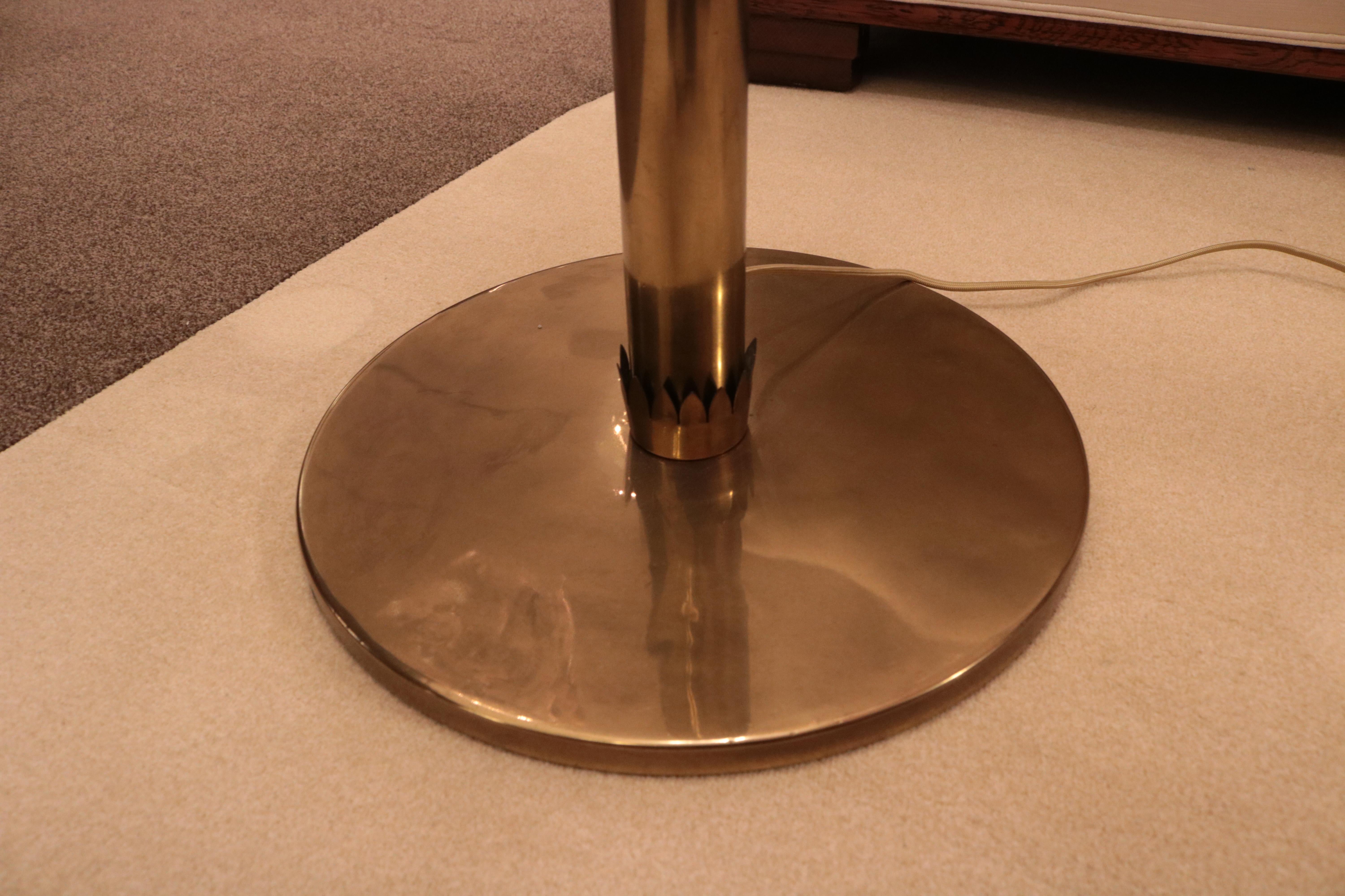 Floor lamp designed by Pietro Chiesa for Fontana Arte.
Brass and glass.