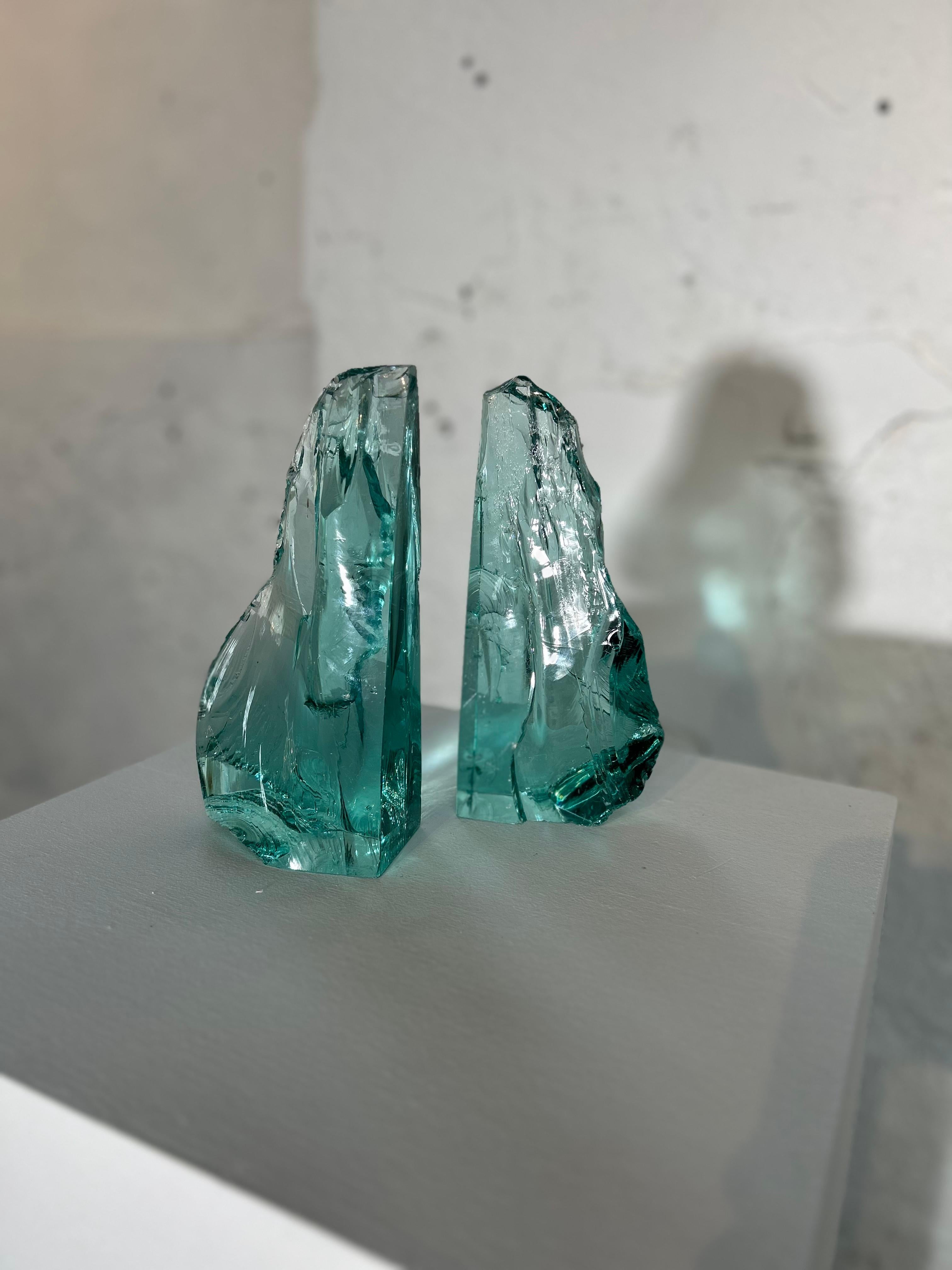 Fontana Arte - Paar Glas-Buchstützen
Ein Paar Buchstützen-Skulpturen von Fontana Arte aus dickem Glas, mit einer Zange bearbeitet.
um 1960
Höhe 23 cm
Breite 12 cm