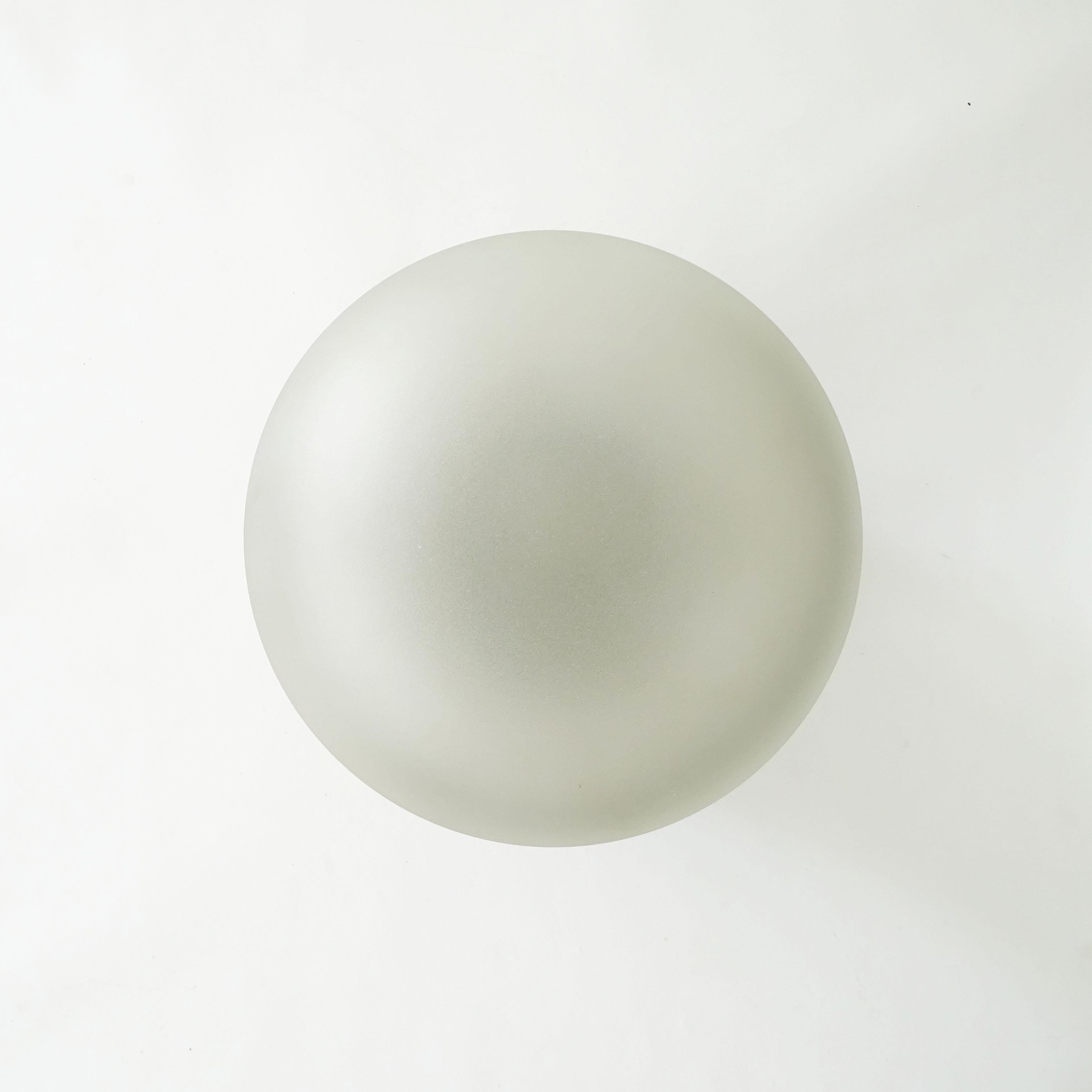 Splendida coppia di Fontana Arte in ottone e vetro smerigliato 
Lampade da soffitto Model 2405, Italia 1966