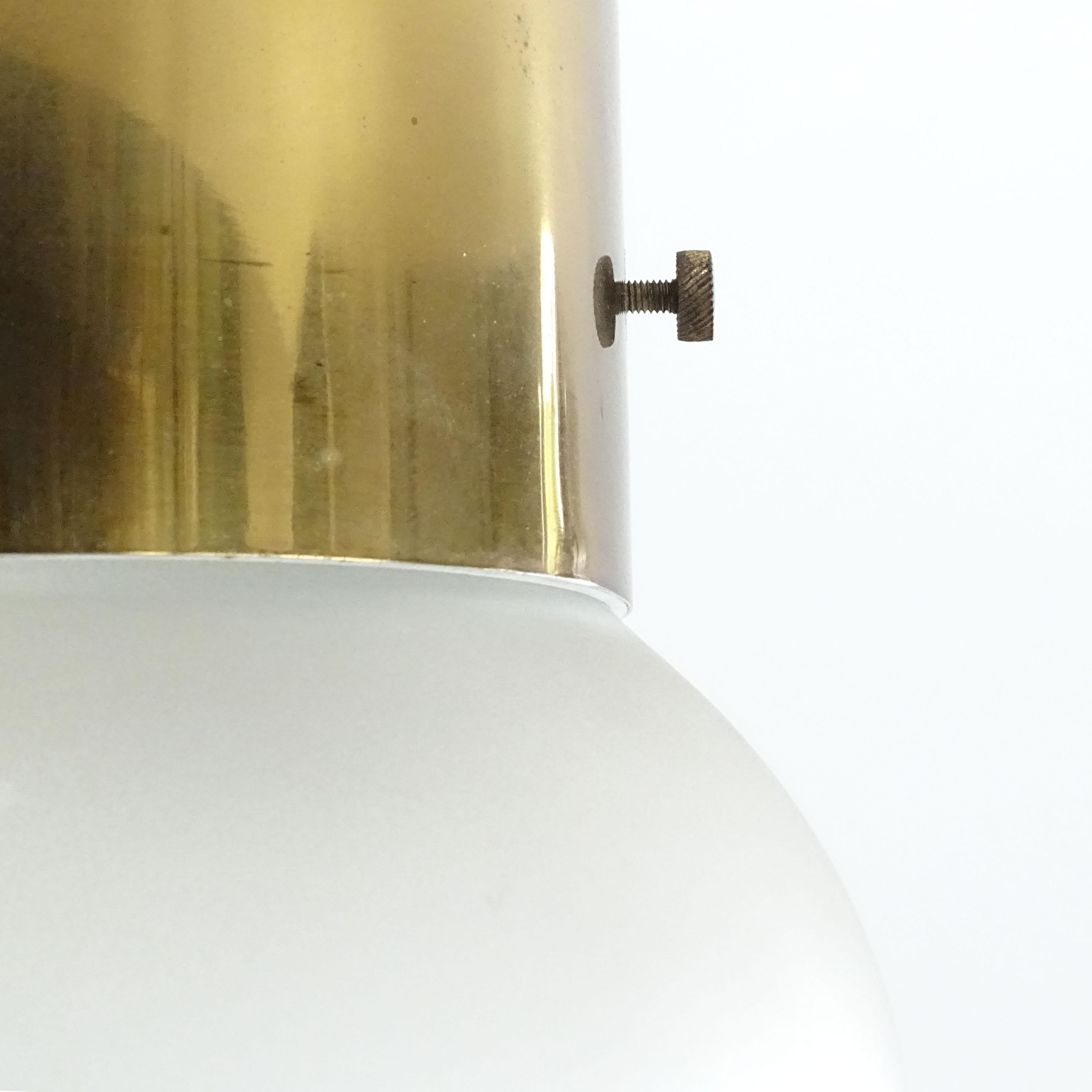 Italiano Fontana Arte Coppia di lampade da soffitto in ottone e vetro satinato, Italia 1966
