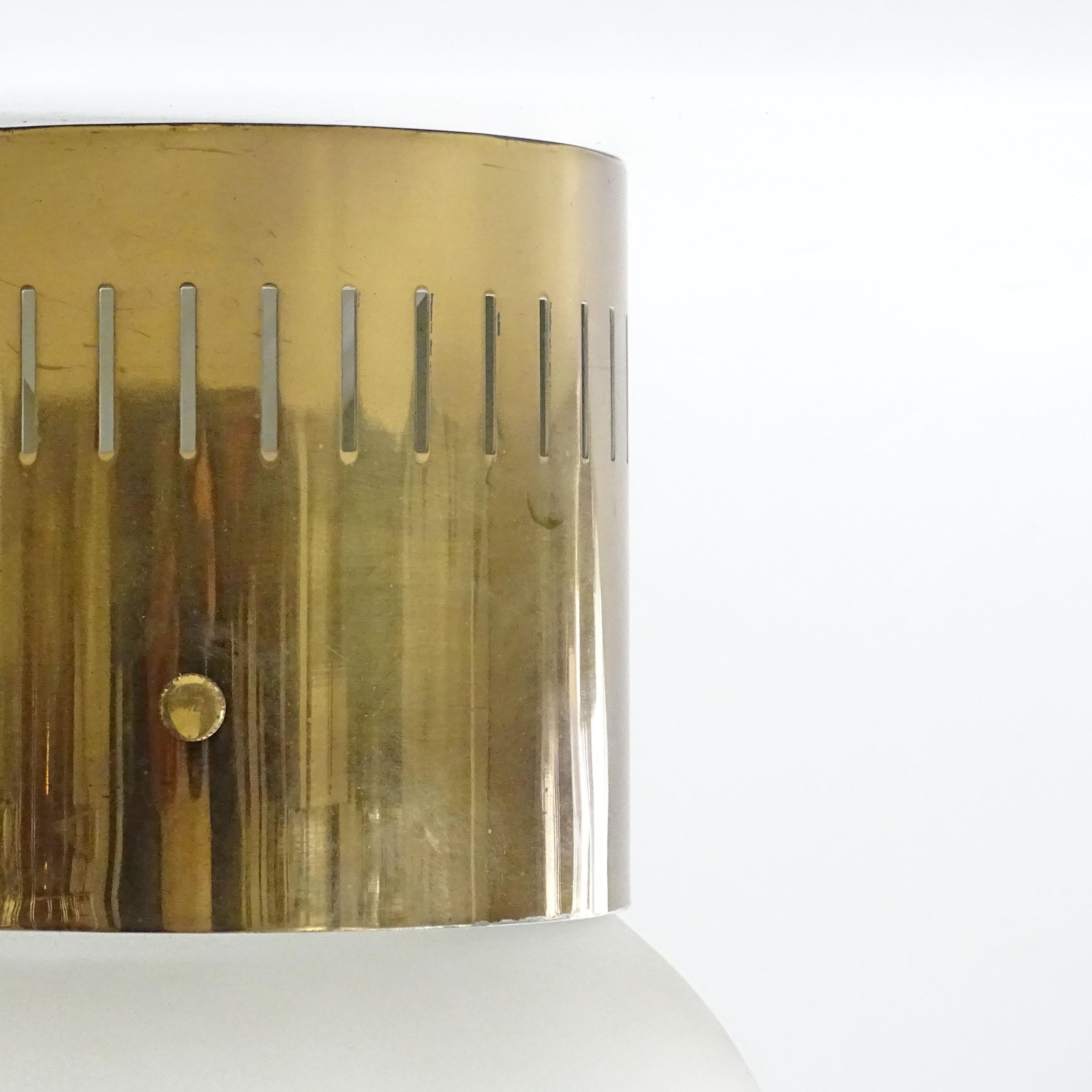 Satinato Fontana Arte Coppia di lampade da soffitto in ottone e vetro satinato, Italia 1966