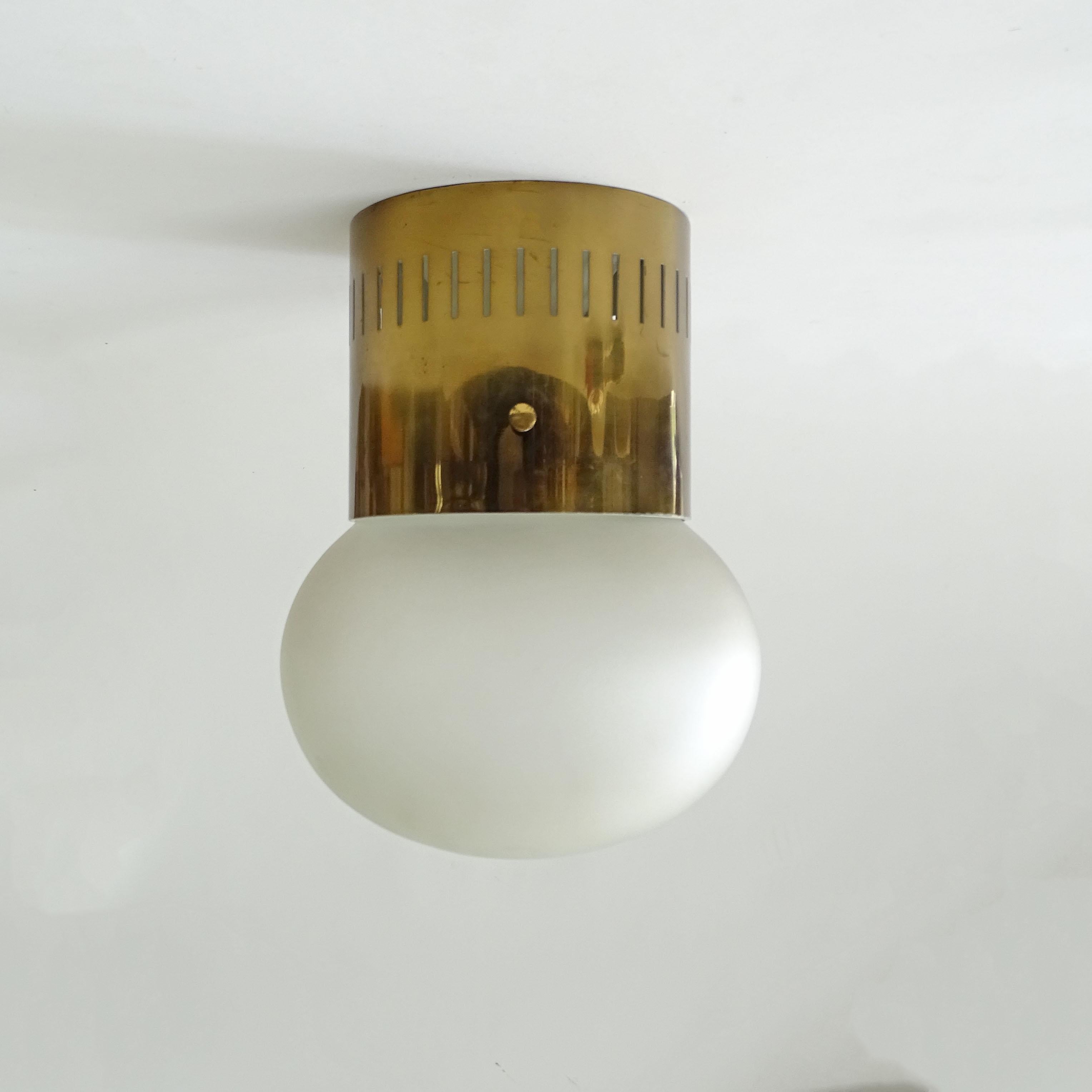 Fontana Arte Coppia di lampade da soffitto in ottone e vetro satinato, Italia 1966 In condizioni buone a Milan, IT