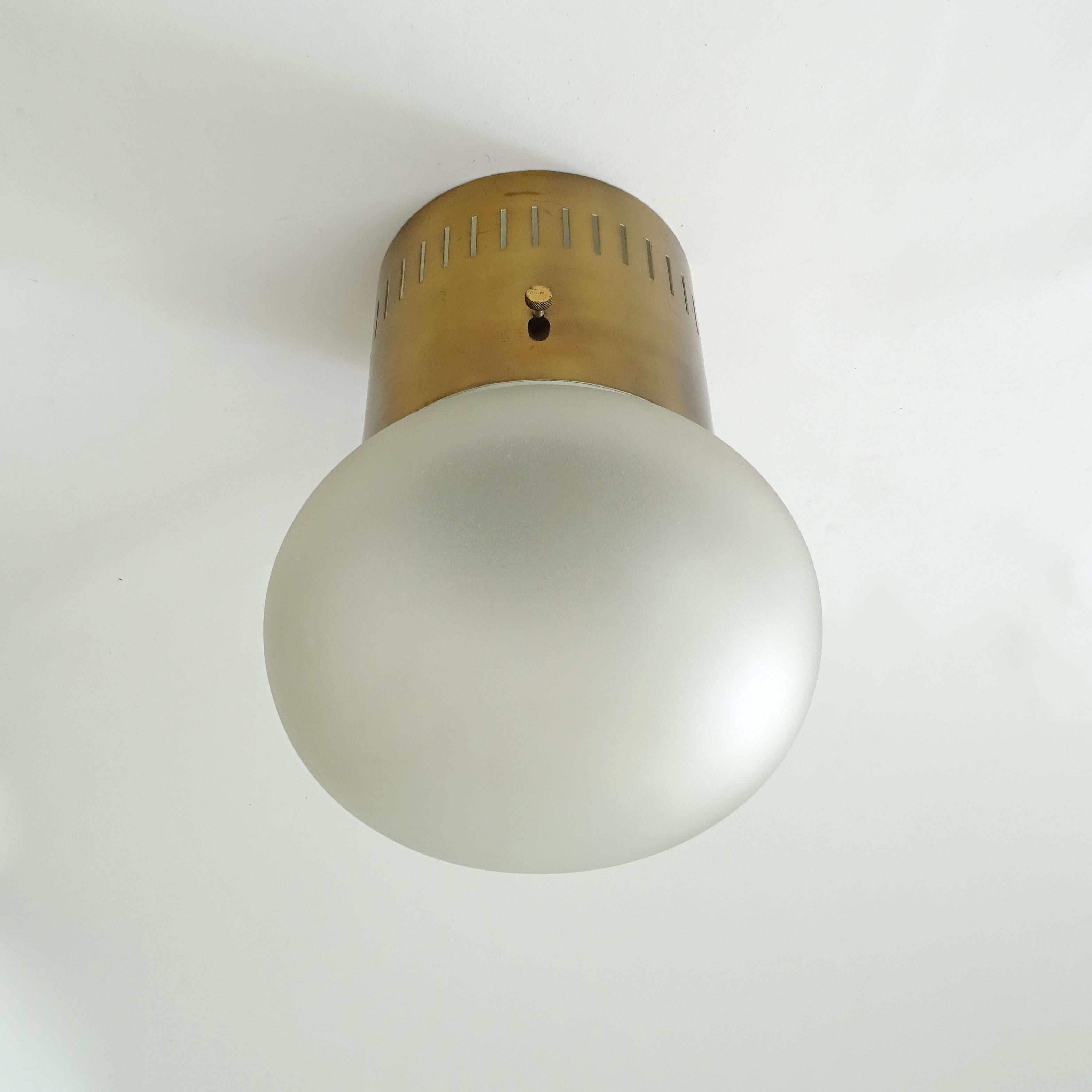 Metà XX secolo Fontana Arte Coppia di lampade da soffitto in ottone e vetro satinato, Italia 1966