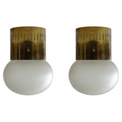 Fontana Arte Coppia di lampade da soffitto in ottone e vetro satinato, Italia 1966
